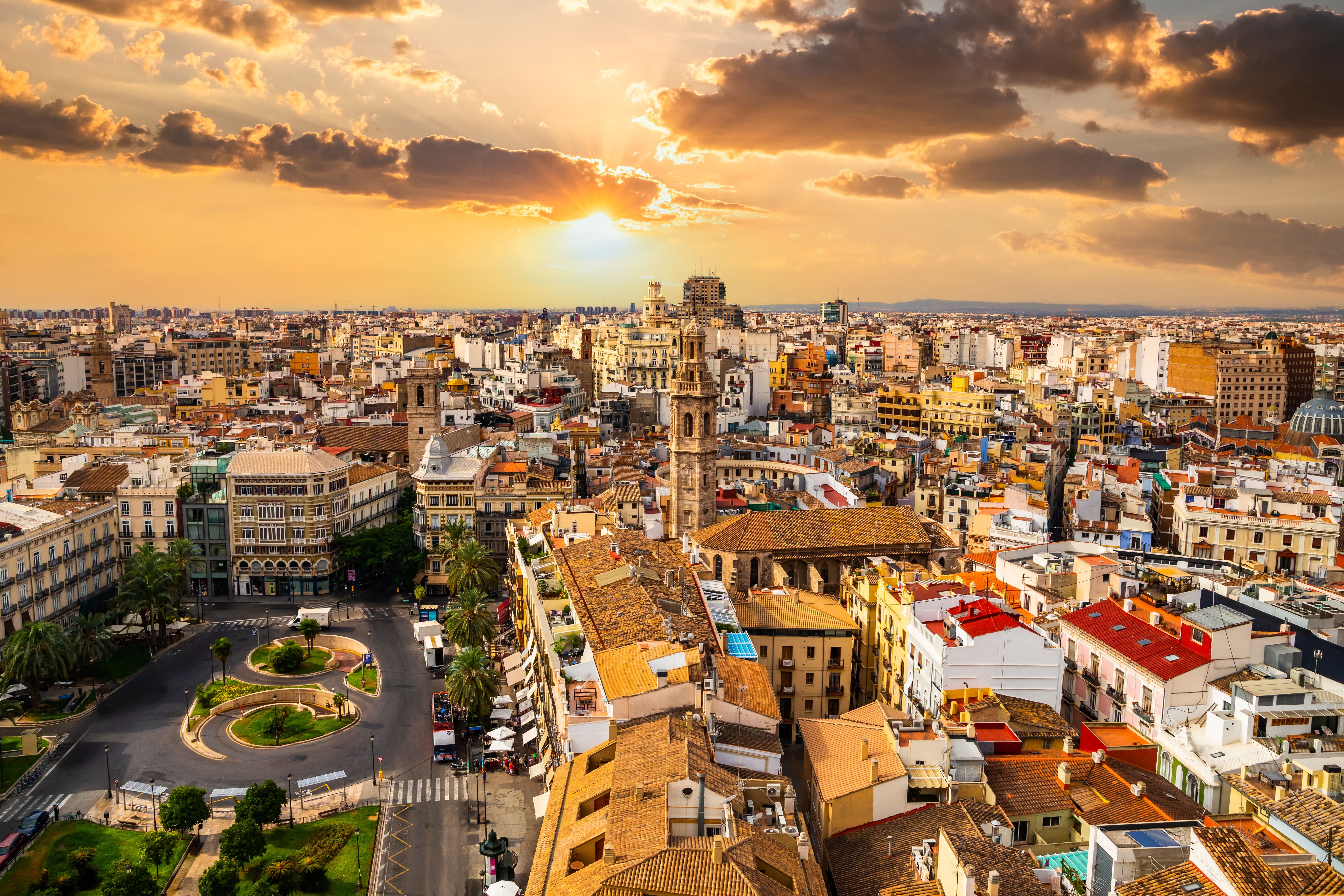 Blick über die Altstadt von Valencia bei Sonnenuntergang vom Torre del Miguelete aus.