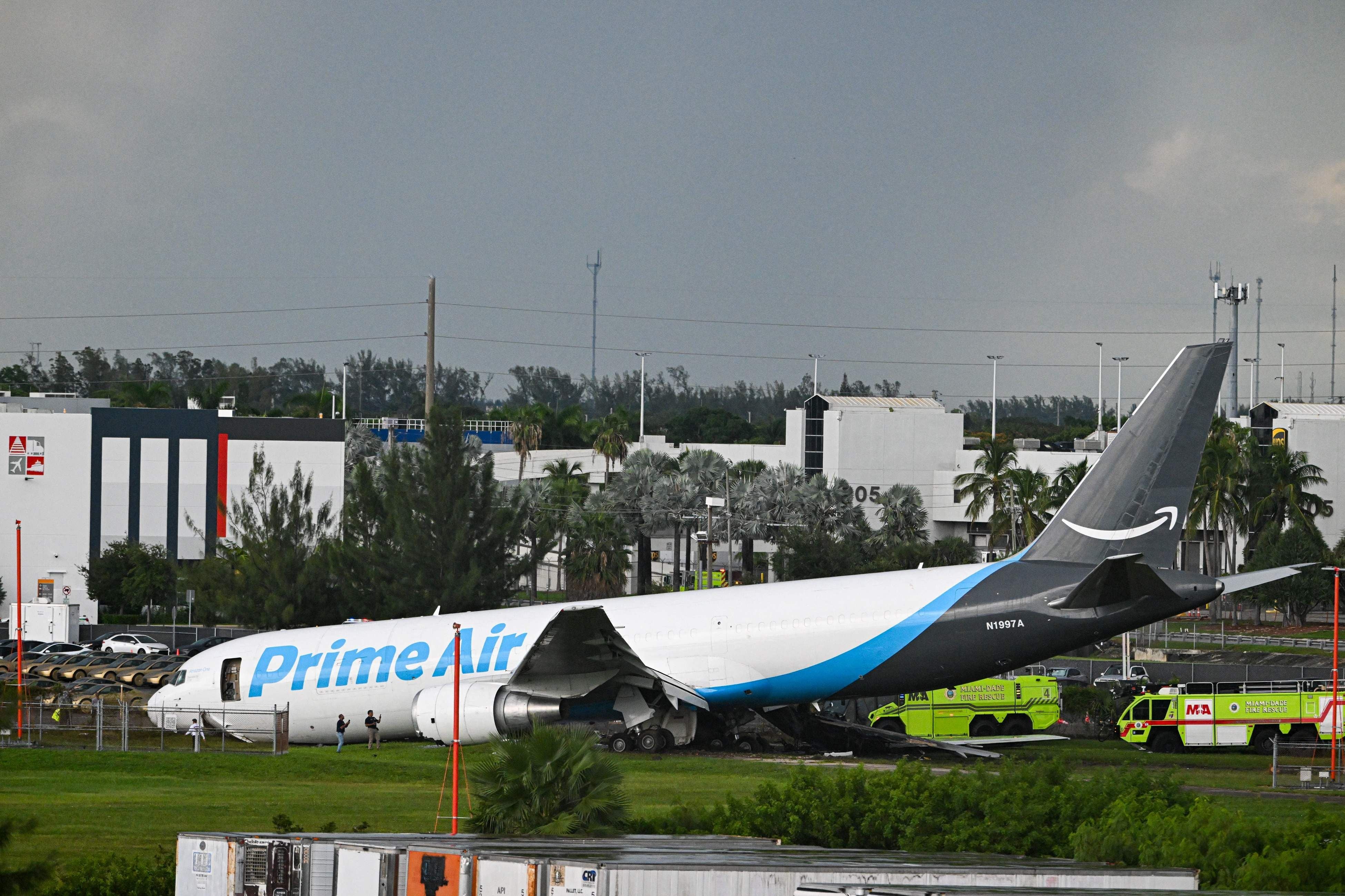 Das Prime-Air-Frachtflugzeug liegt nach dem Unfall neben der Landebahn am Miami International Airport.
