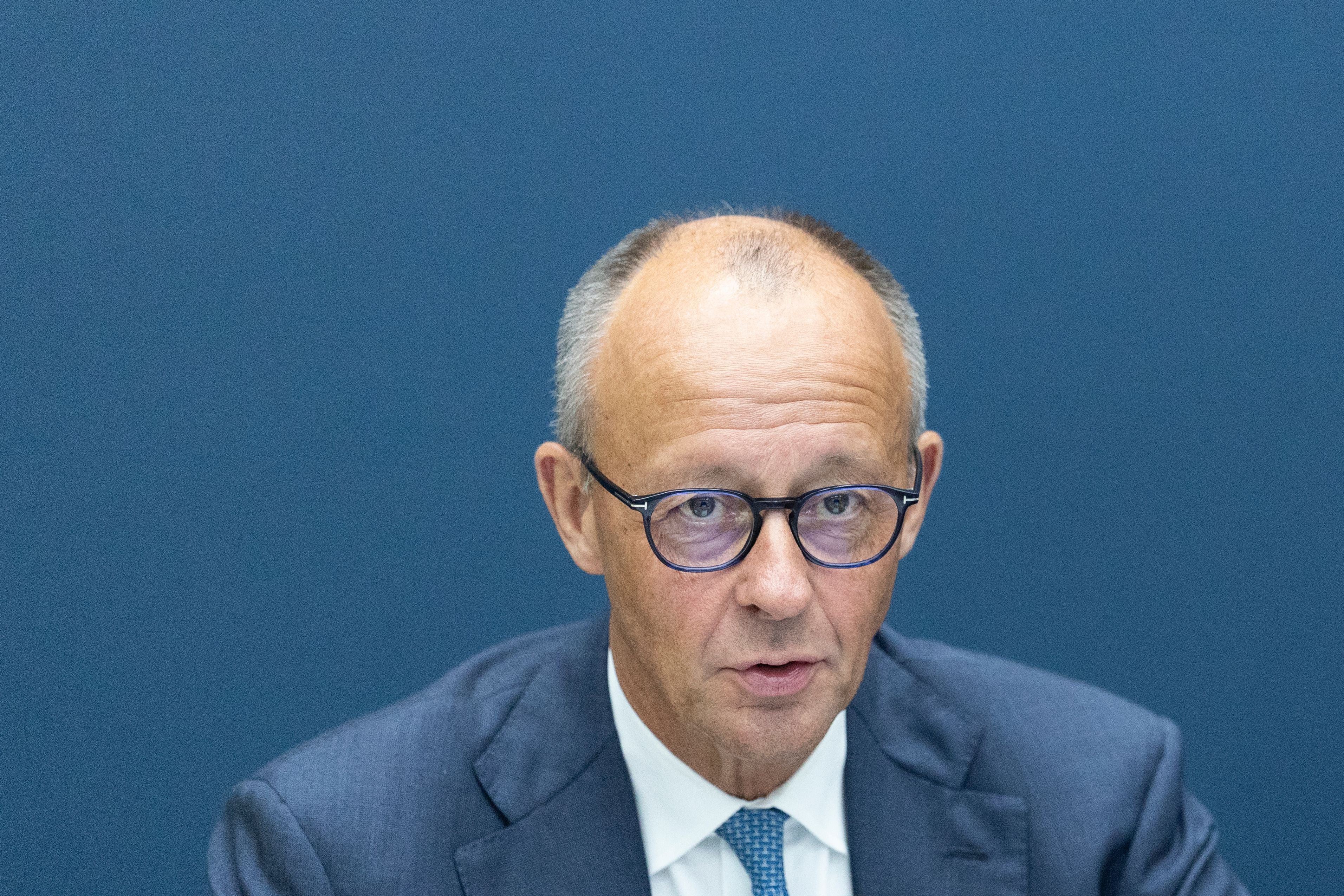 Der deutsche Bundeskanzler Friedrich Merz spricht nach Wahl-Desaster im CDU-Bundesvorstand