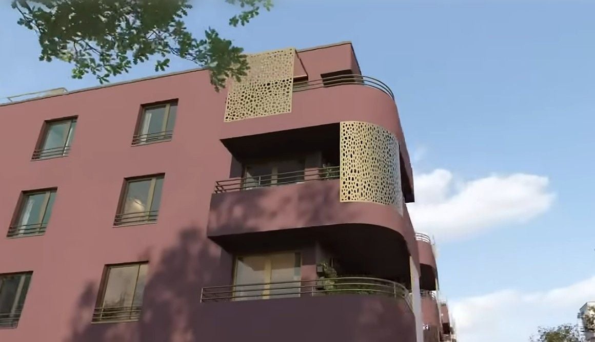 Modernes, lila Wohngebäude mit abgerundeten Balkonen und dekorativen Metallgittern.