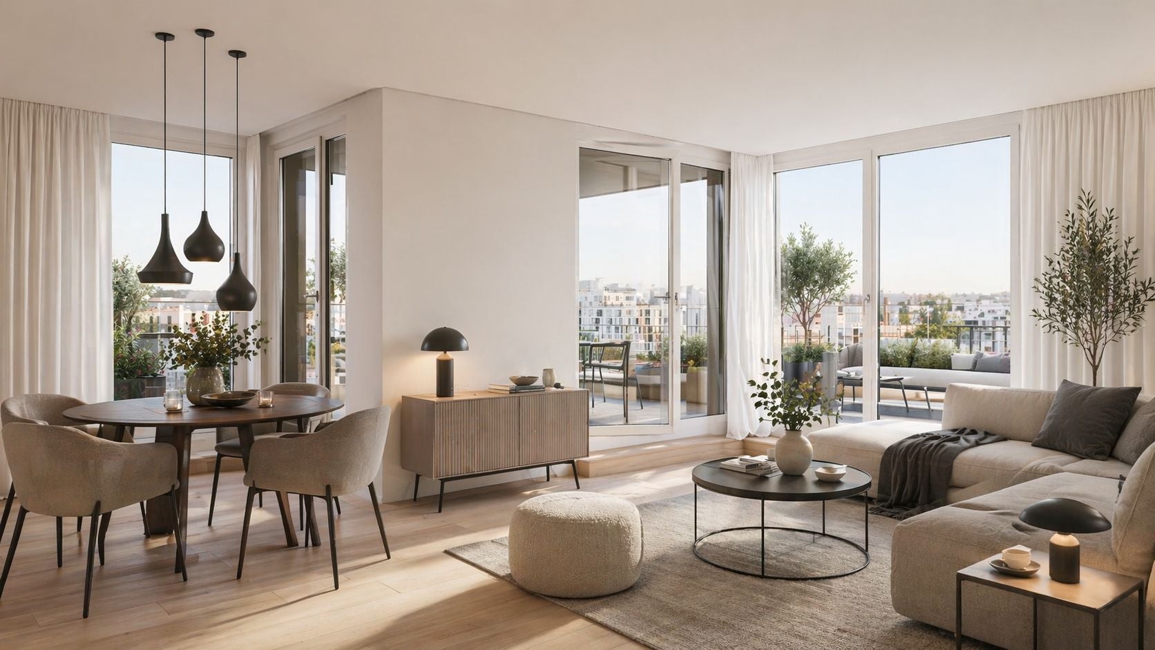 Helles, modernes Wohnzimmer mit Essbereich, großen Fenstern und Zugang zu einem Balkon.