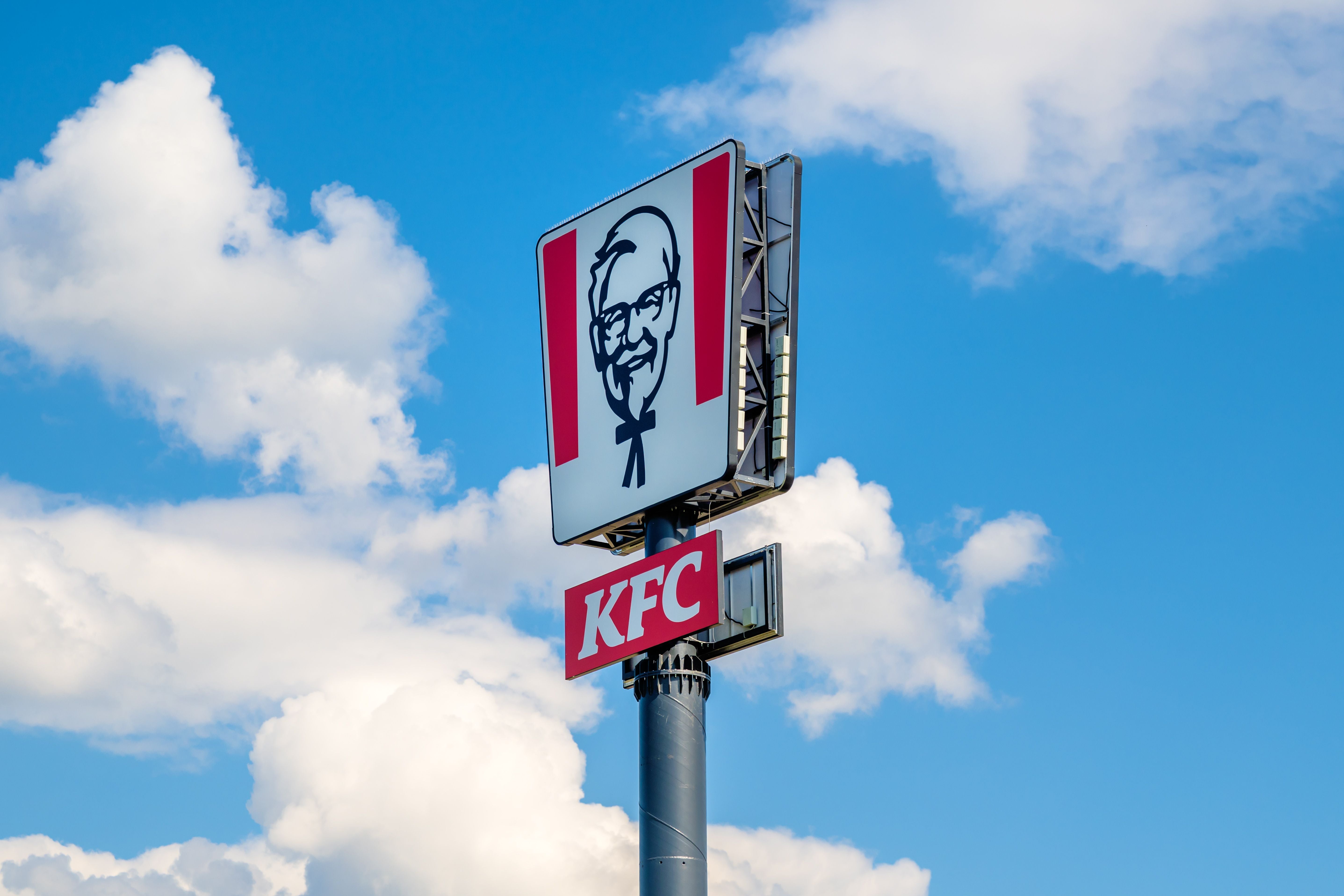 KFC-Schild vor blauem Himmel mit Wolken in Zrenjanin, Serbien.
