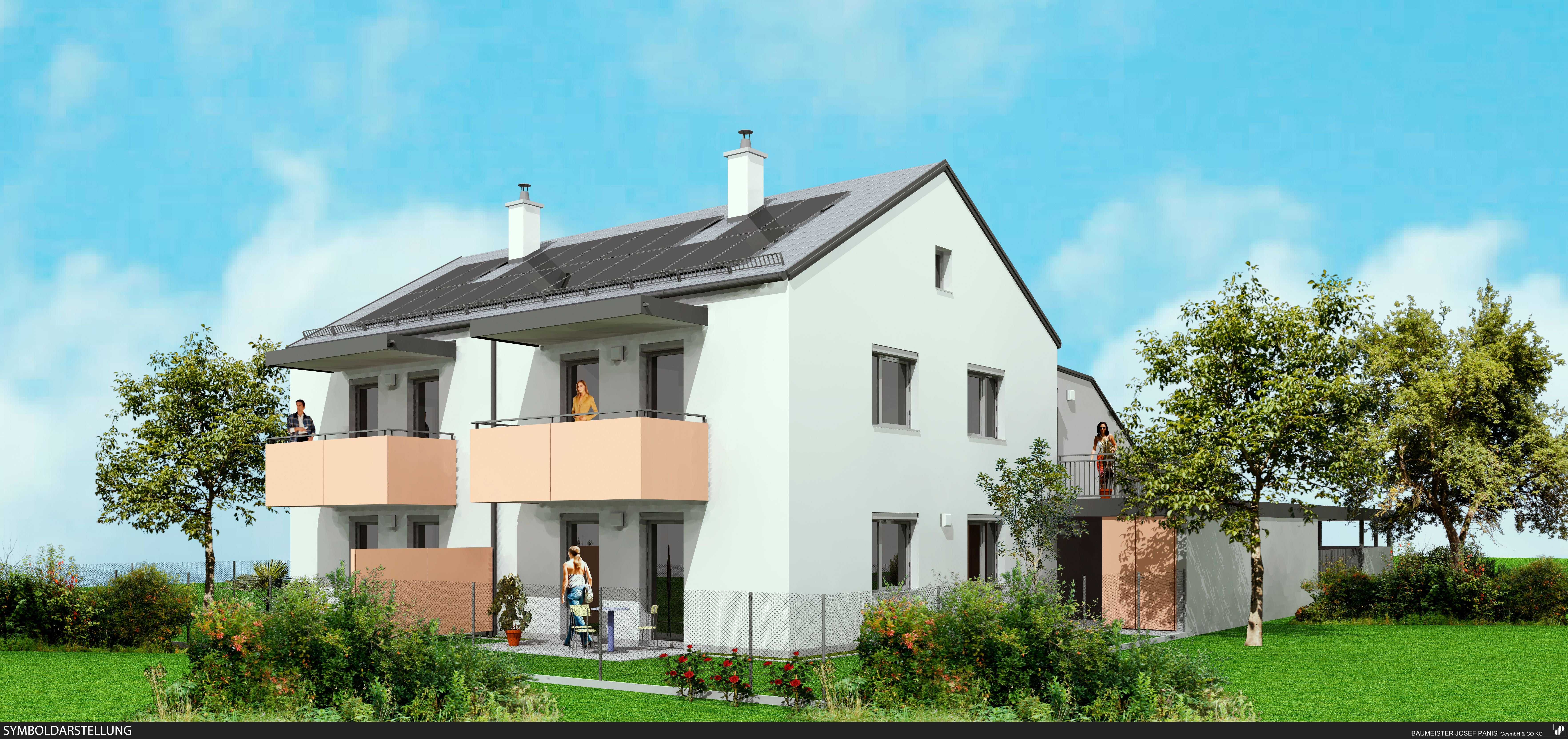 Modernes Mehrfamilienhaus mit Balkonen, Solarpanels und Garten bei sonnigem Wetter.