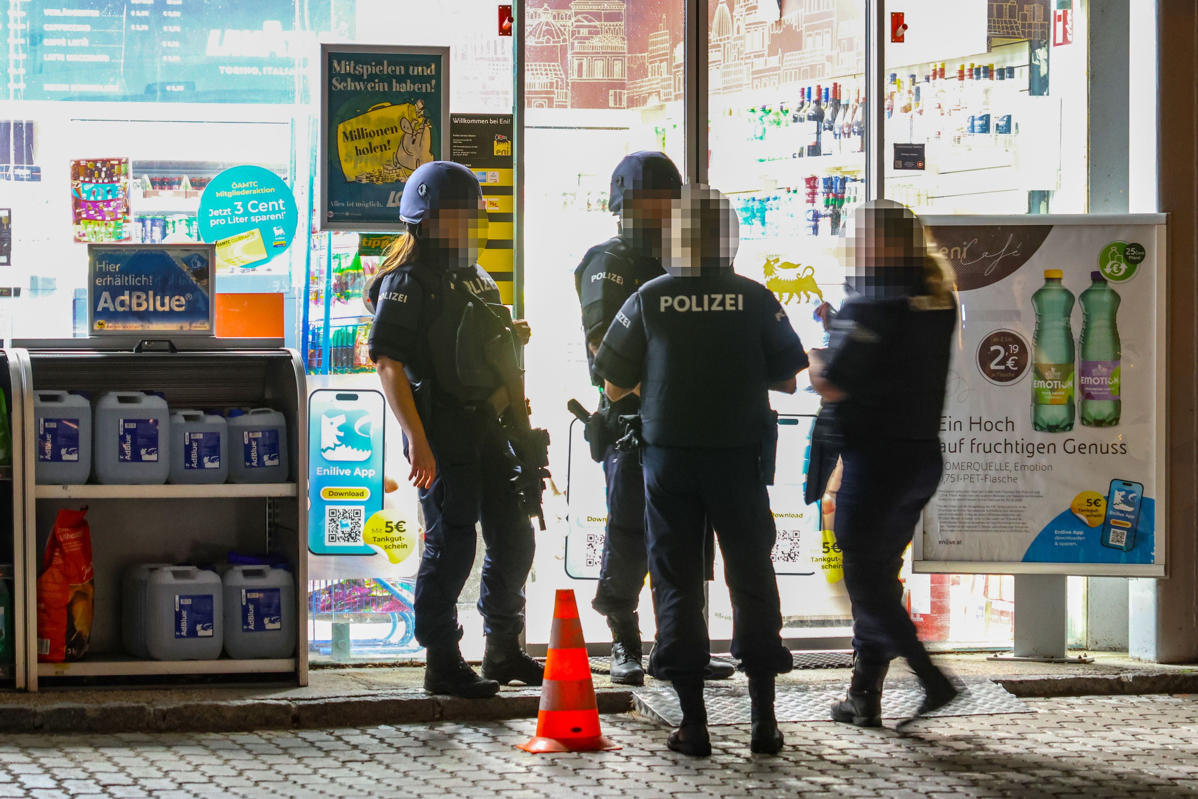 Alarmfahndung nach Tankstellenüberfall in Wels erfolglos.
