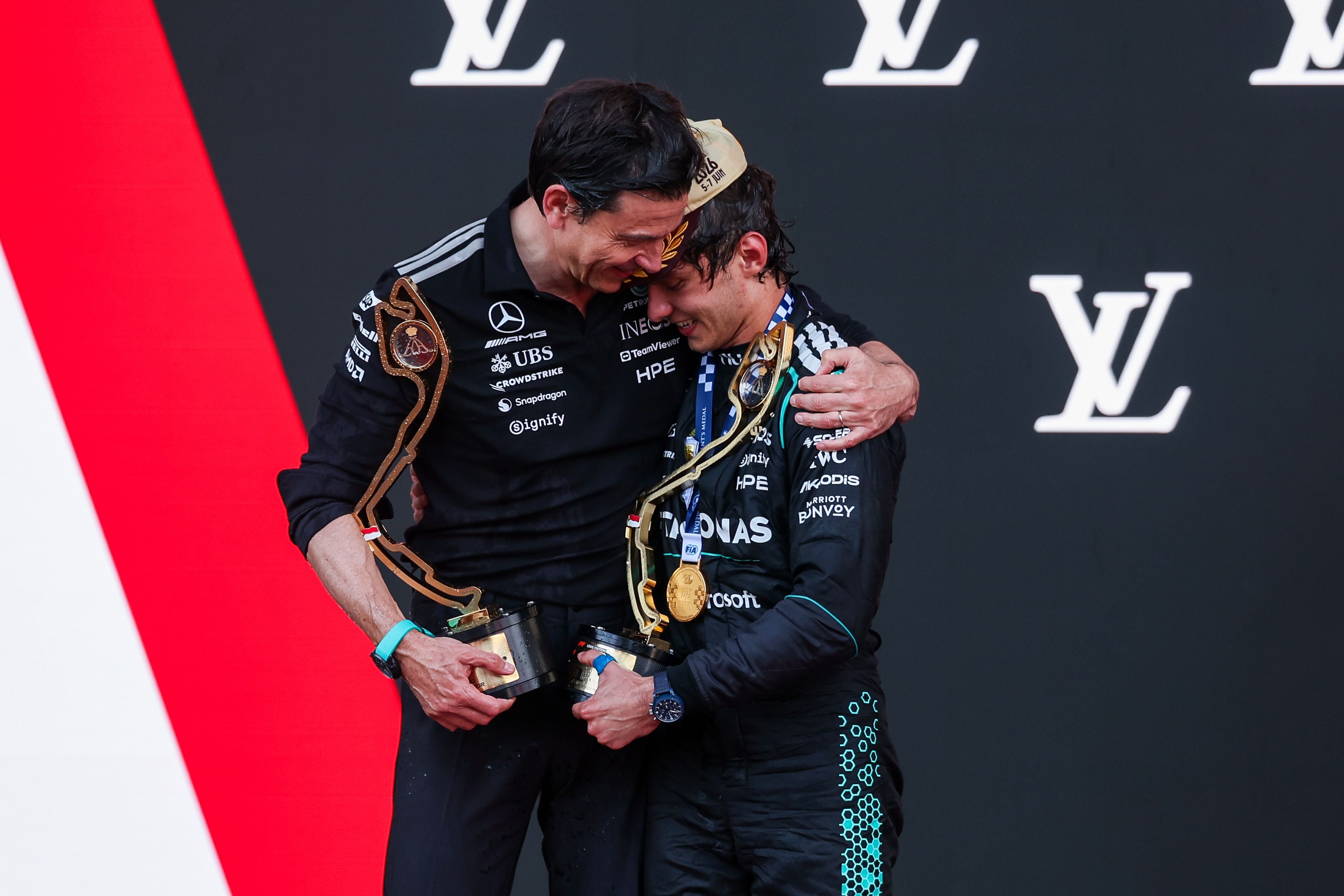 Toto Wolff mit WM-Leader Kimi Antonelli.