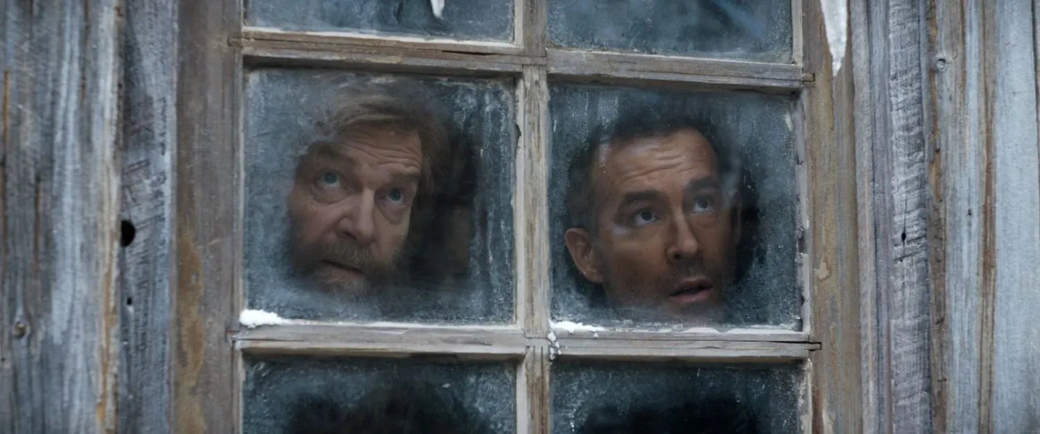 Kenneth Branagh und Ryan Reynolds in "Mayday"