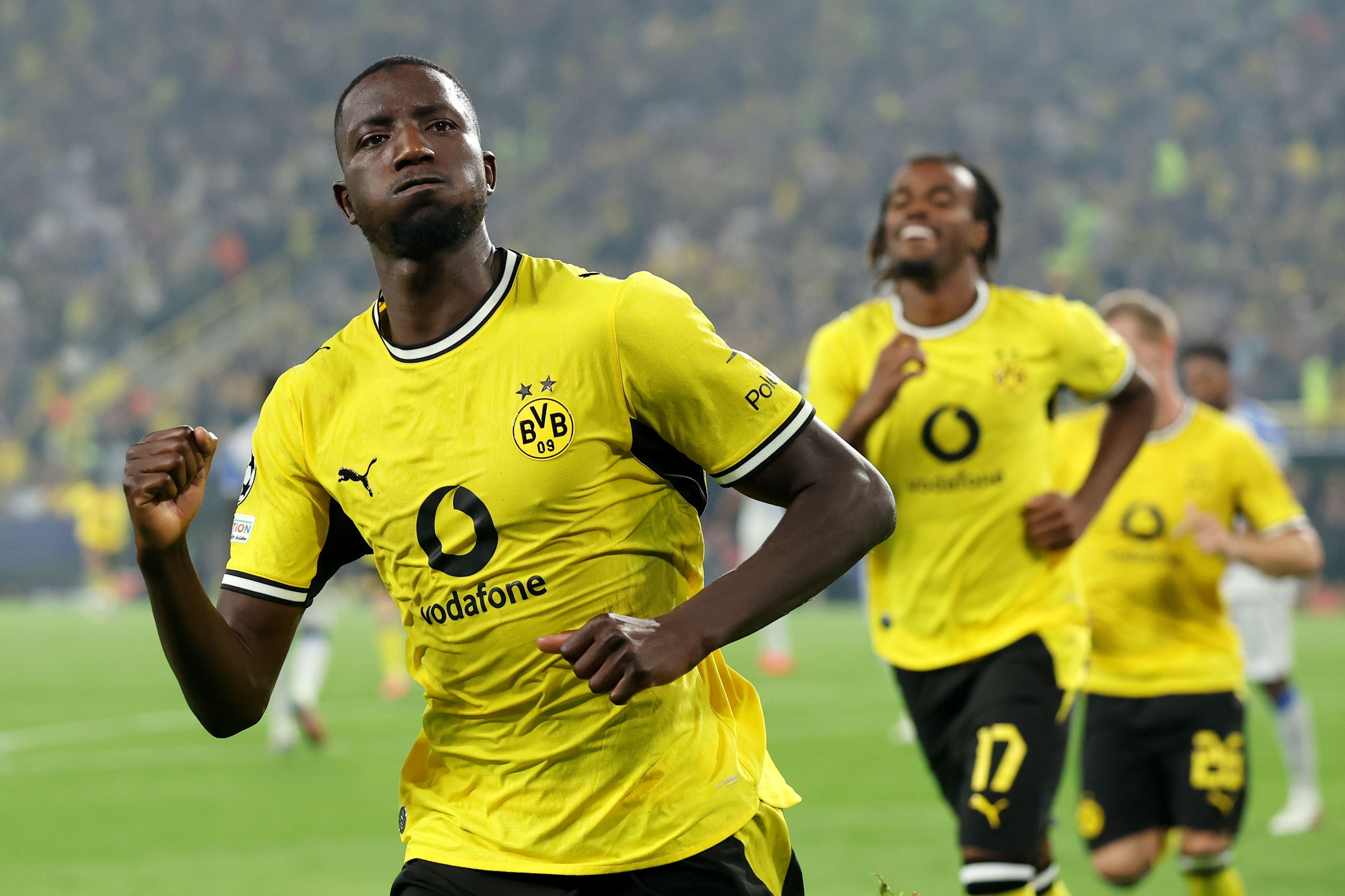 BVB-Stürmer Serhou Guirassy läuft im gelben Borussia-Dortmund-Trikot mit geballter Faust jubelnd über den Platz.