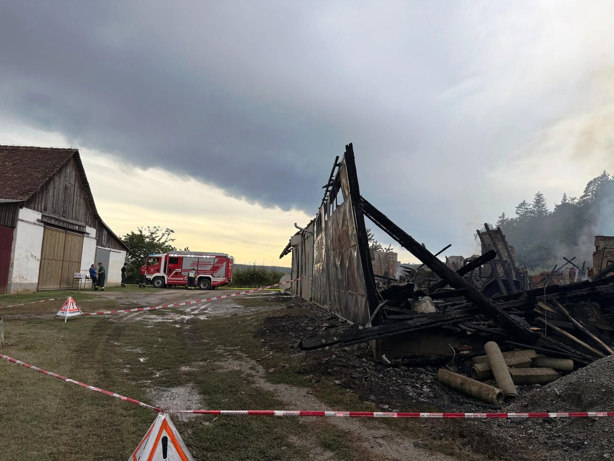 Eine Maschinenhalle sowie ein Geräteunterstand brannten komplett nieder.