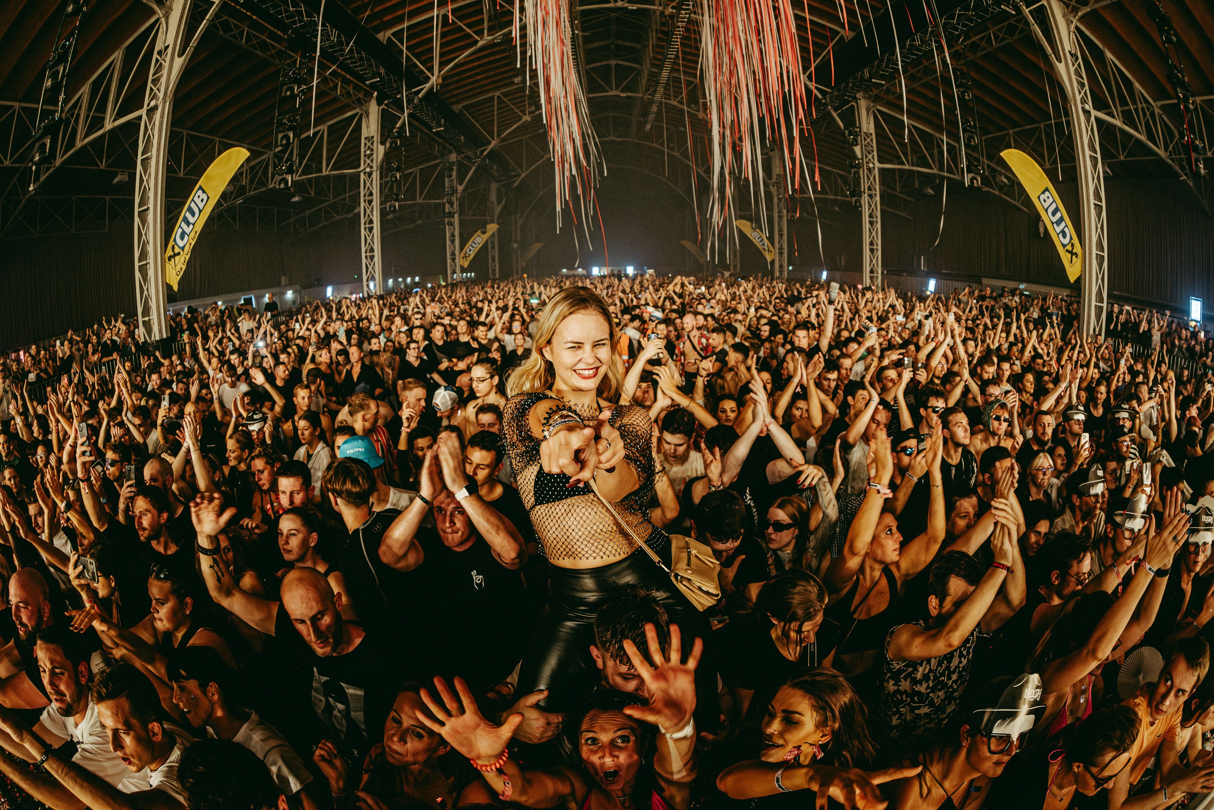 Große Menschenmenge feiert begeistert beim Kronehit Beatpatrol Festival 2023 in der Marx Halle.
