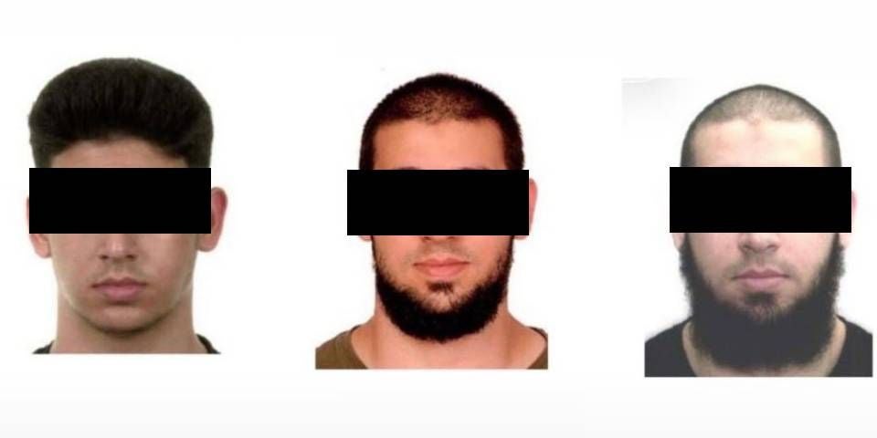 Drei Männer mit schwarzen Balken über den Augen blicken frontal in die Kamera.