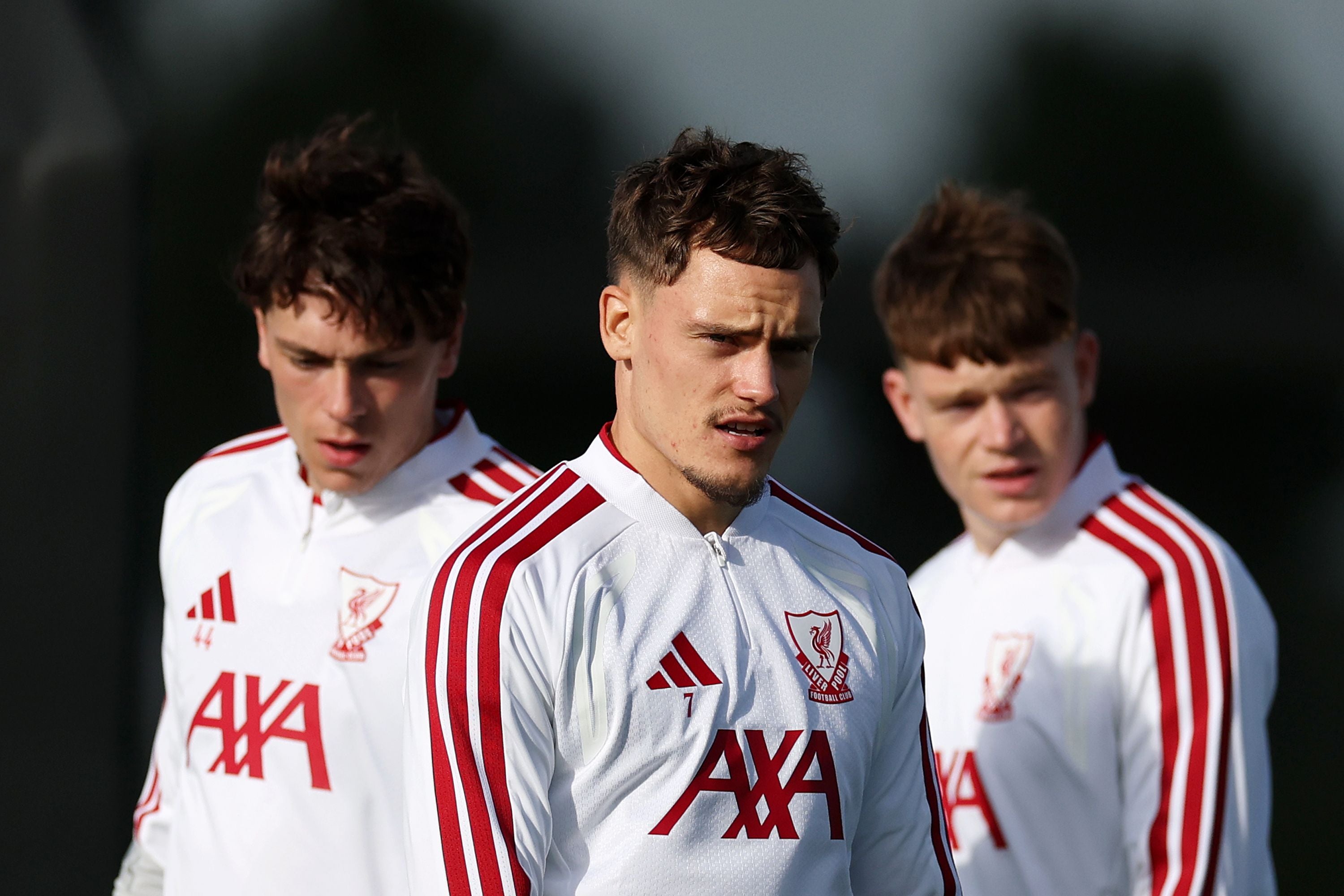 Florian Wirtz im weißen Liverpool-Trainingsshirt mit rote Streifen schaut konzentriert beim Training auf den Rasen.