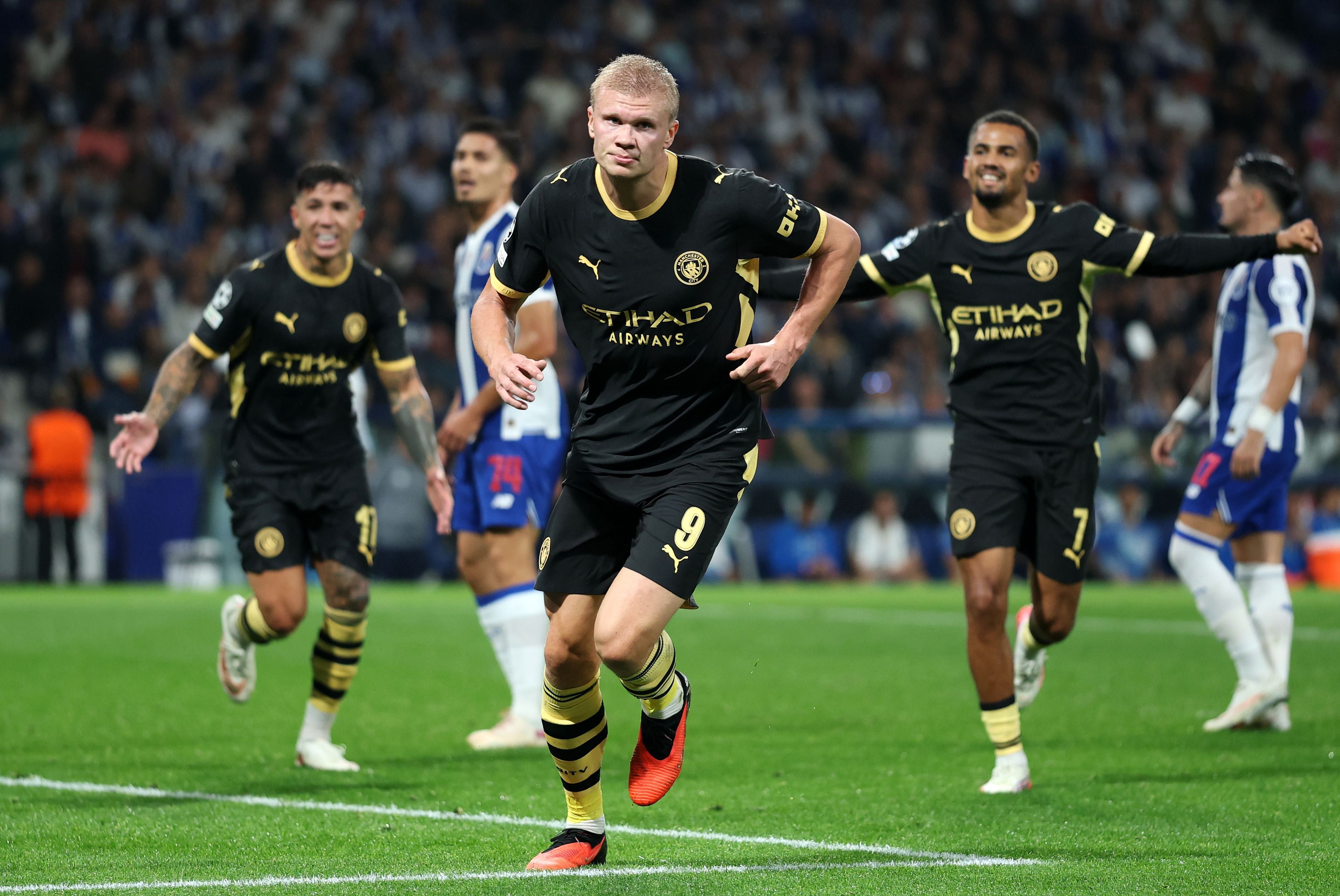 Erling Haaland läuft im schwarzen Auswärtstrikot von Manchester City nach einem Treffer jubelnd über den Rasen.
