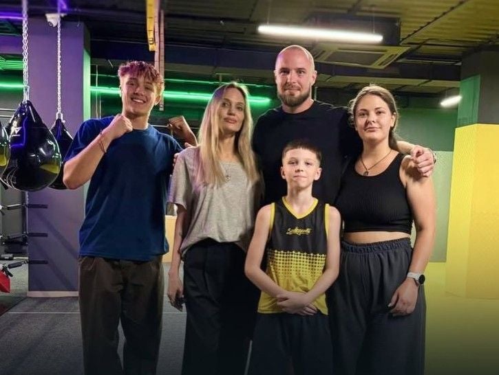 Angelina Jolie posiert mit vier Menschen in einem Boxklub in Charkiw.