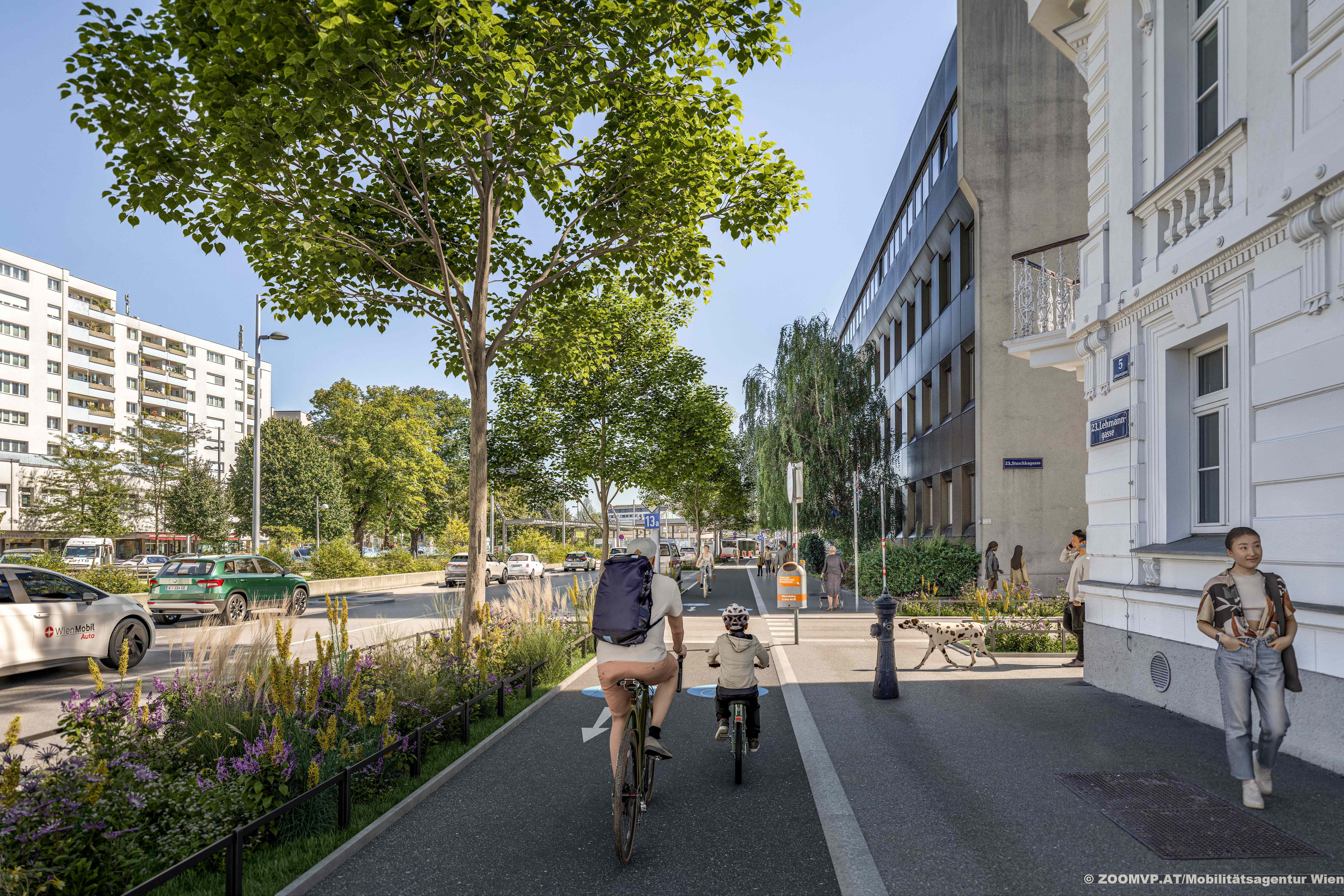 Belebte Straße mit Radweg, Fußgängern, Autos und viel Grün in einer urbanen Umgebung.