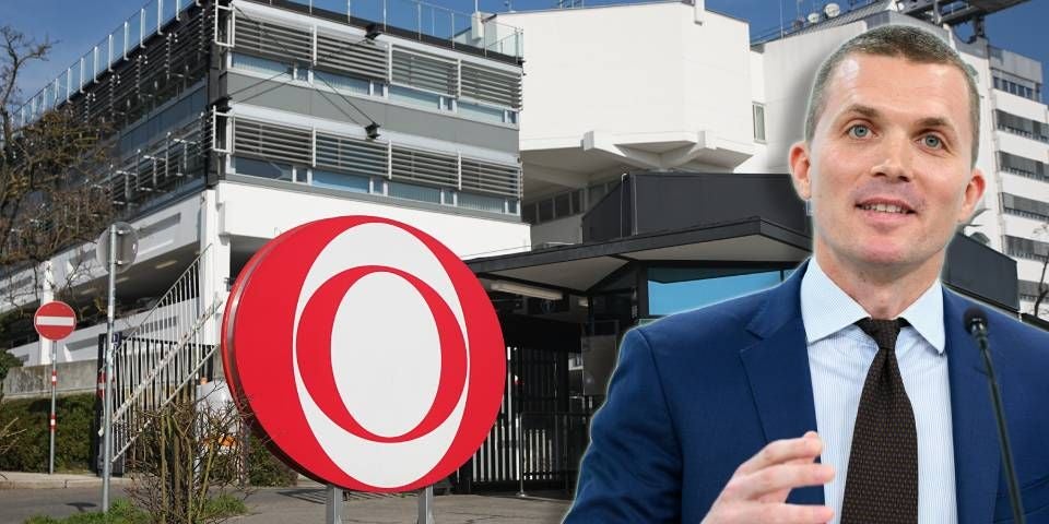 Ein Mann im Anzug spricht vor einem modernen Gebäude mit großem ORF-Logo im Vordergrund.