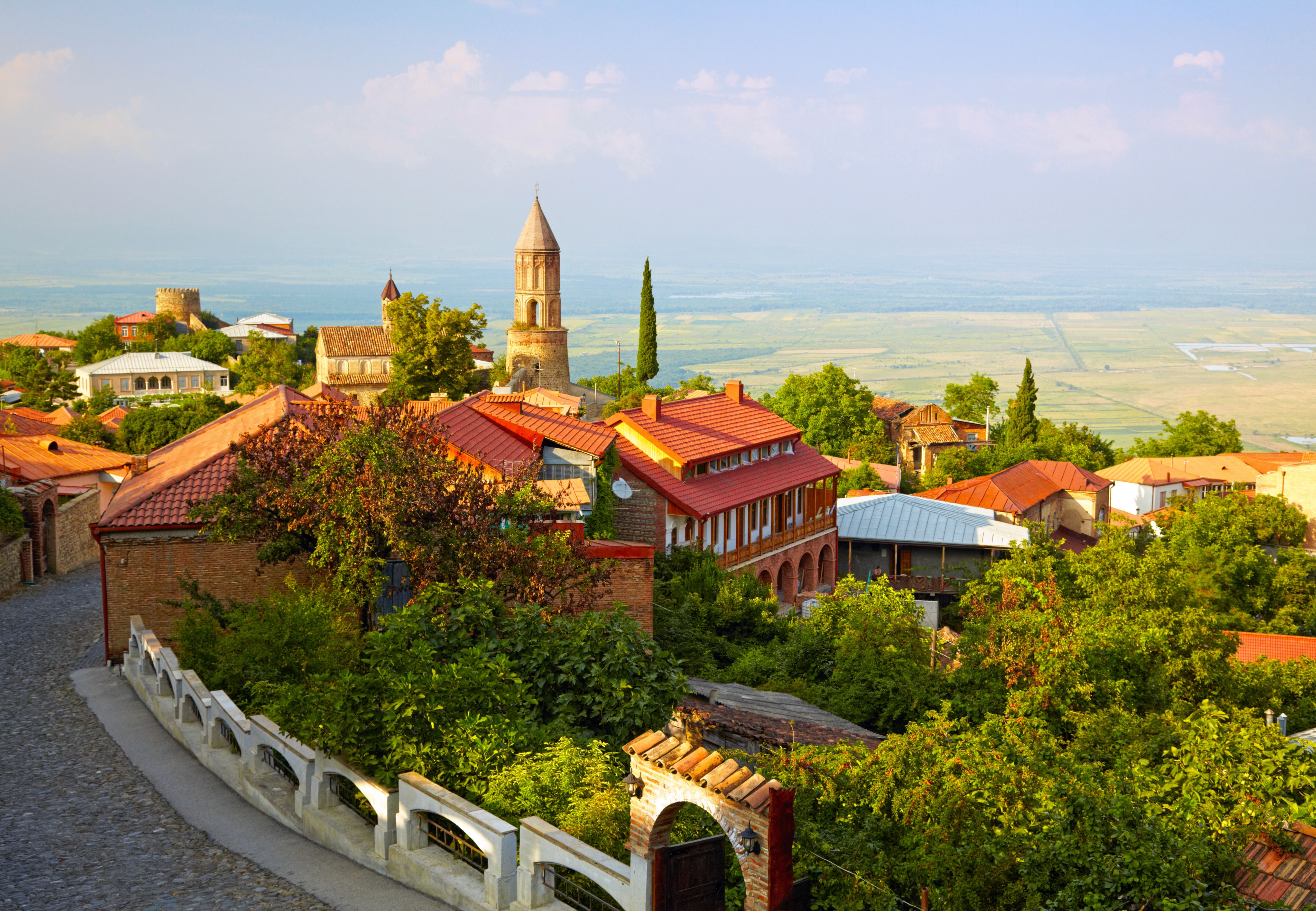 Blick auf das Städtchen Signagi mit roten Dächern und viel Grün in der Region Kakheti, Georgien.