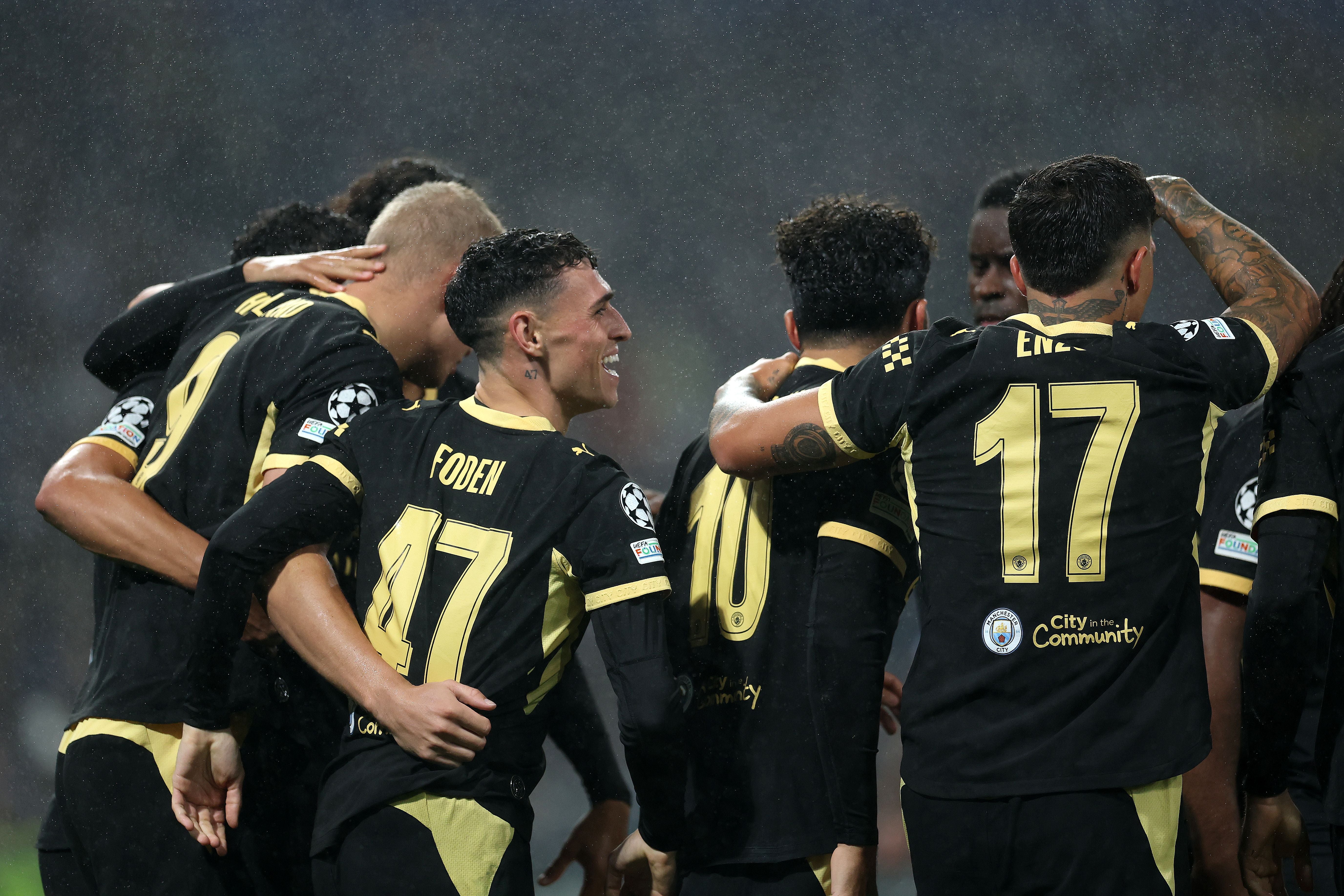 Die Spieler von Manchester City um Phil Foden und Enzo Fernandez bejubeln gemeinsam im schwarzen Auswärtstrikot einen Treffer.