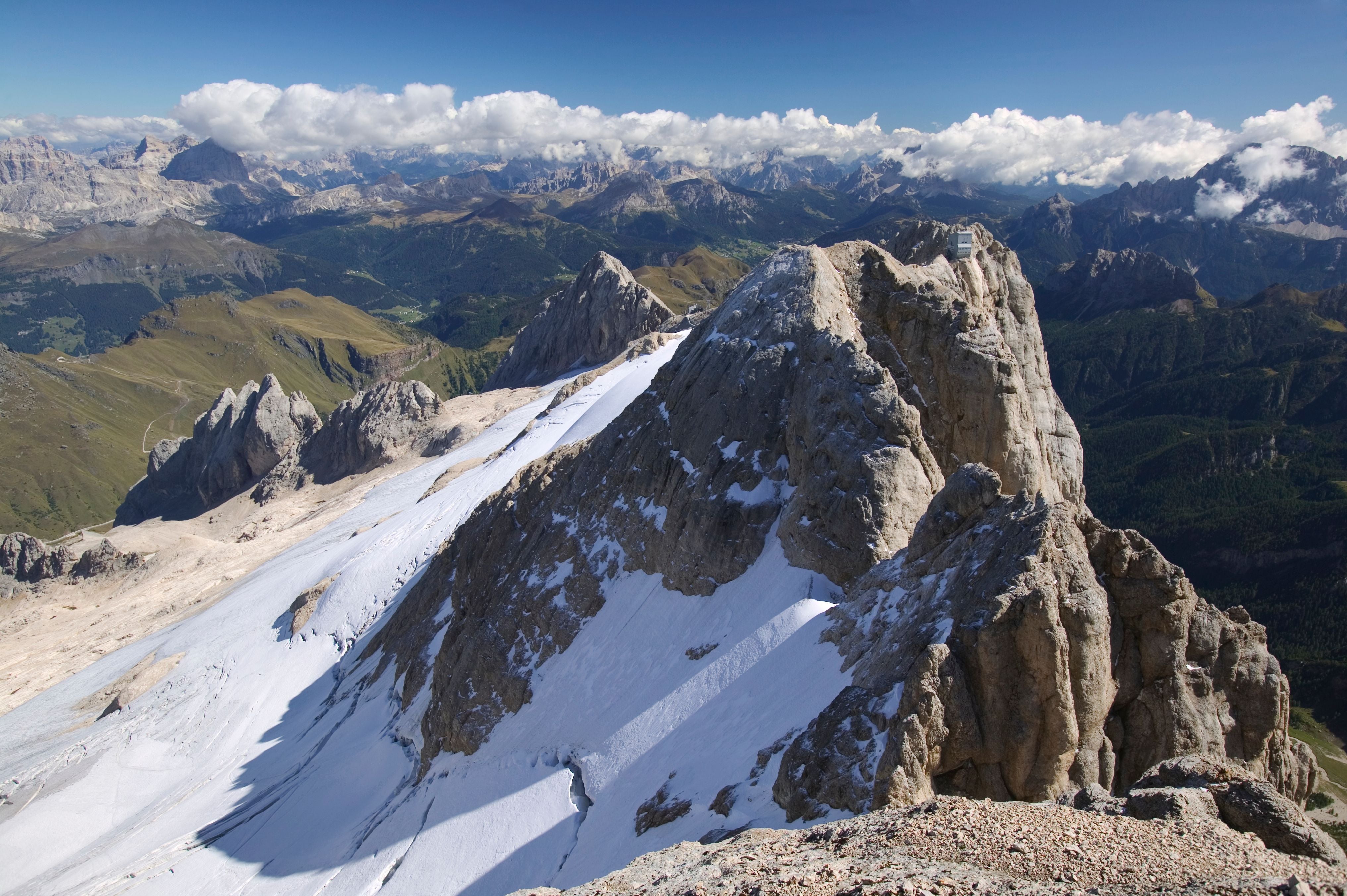 Gipfelblick auf die Dolomiten mit Serauta-Spitze und dem schrumpfenden Marmolada-Gletscher.