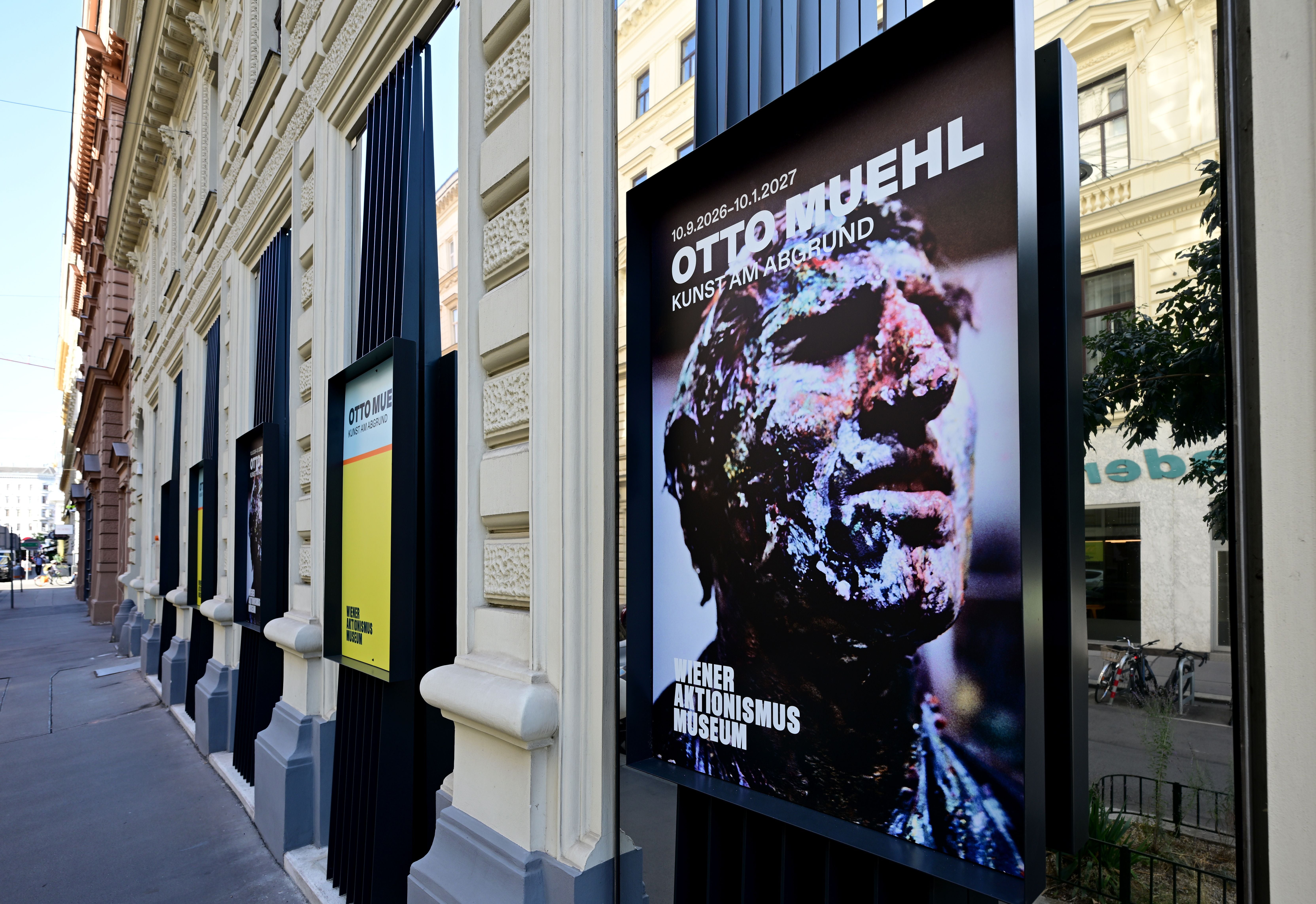 Plakat zur Otto Muehl Ausstellung am Wiener Aktionismus Museum an einer Museumsfassade.