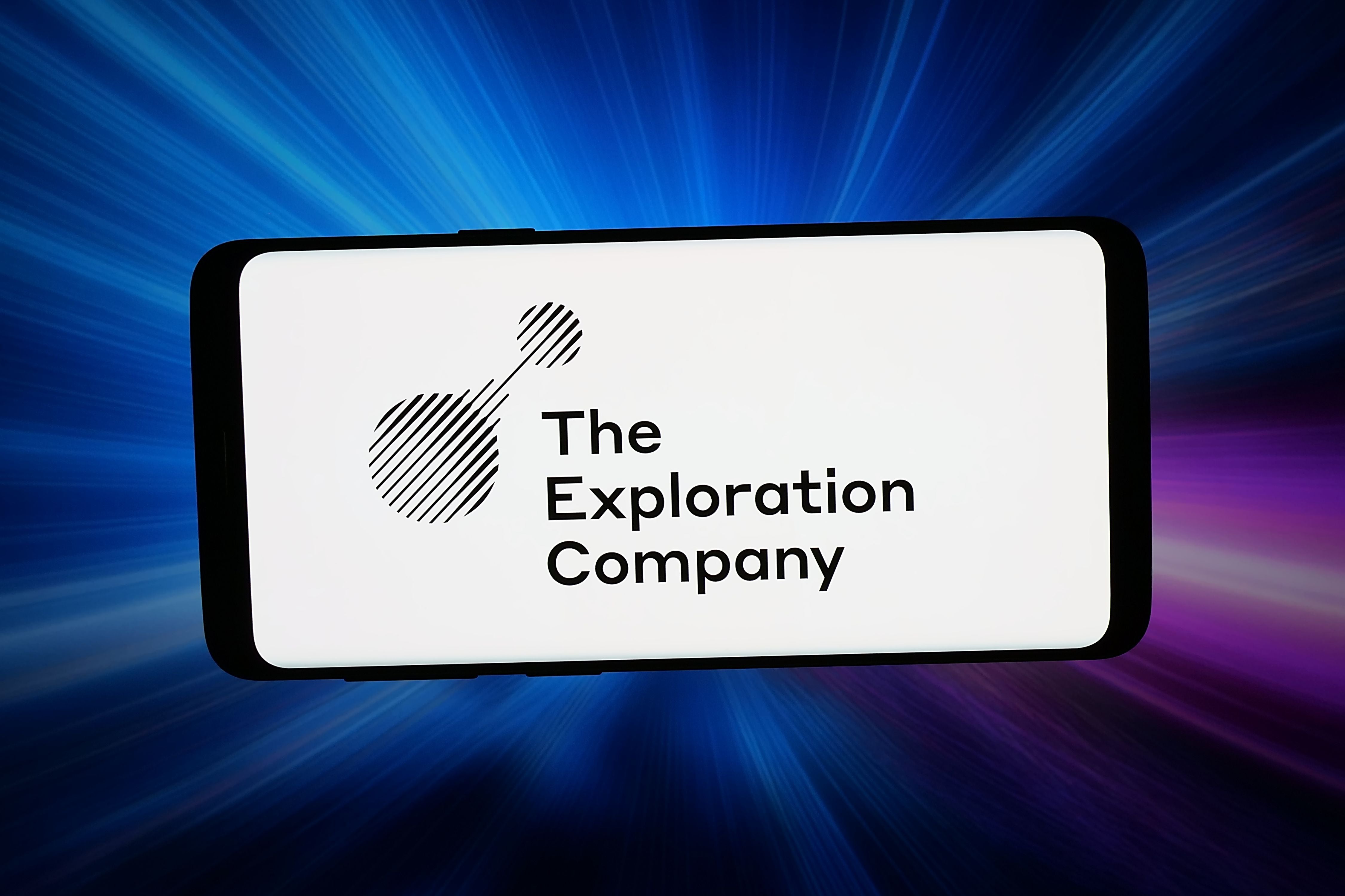 Das Logo von The Exploration Company wird auf einem Smartphone vor abstraktem Hintergrund angezeigt.