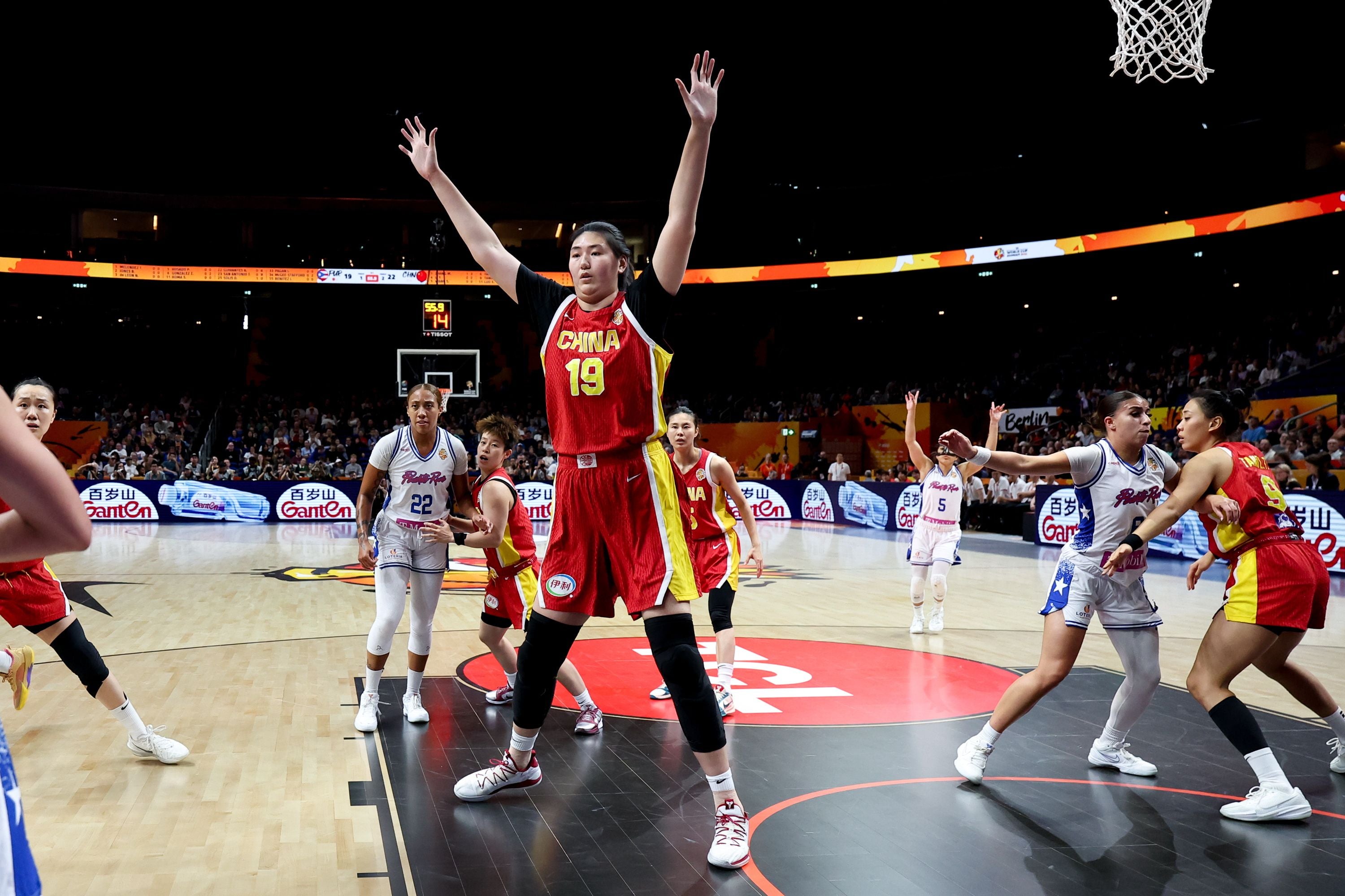 Basketballspielerin aus China wehrt beim Spiel gegen Puerto Rico unter dem Korb einen Angriff ab.