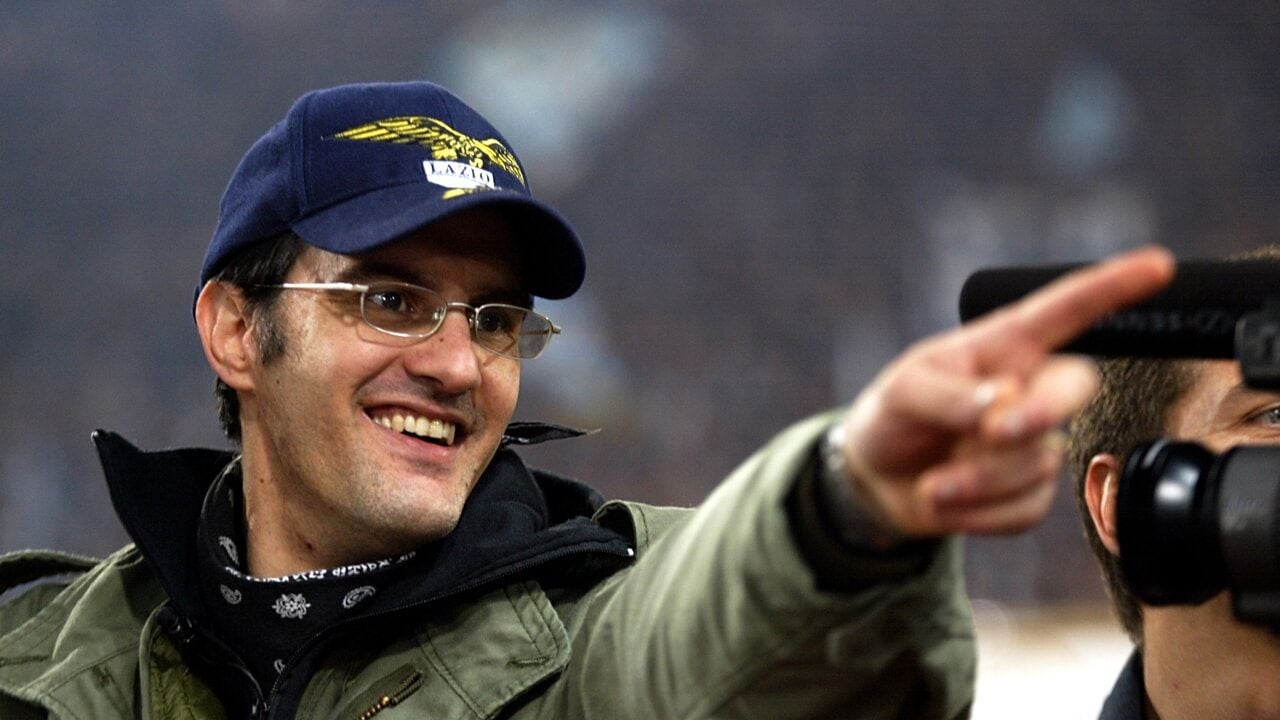 Fabrizio Piscitelli mit Brille und dunkelblauer Kappe von Lazio Rom lächelt und zeigt nach rechts im Archivbild.