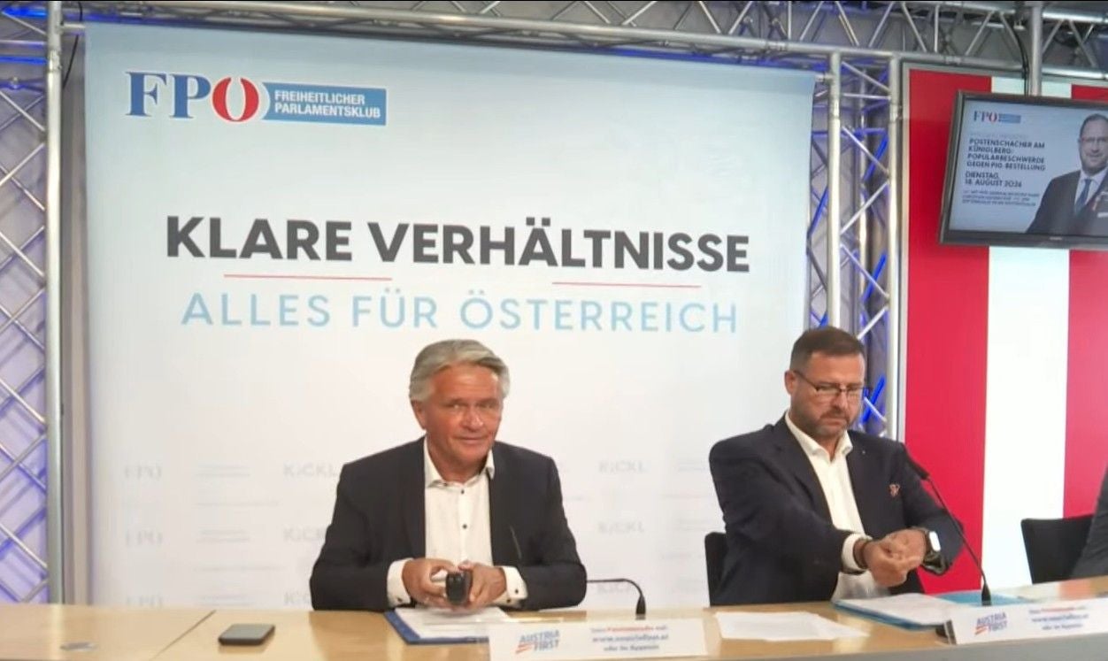 Zwei Männer sitzen bei einer FPÖ-Pressekonferenz vor einem Banner mit dem Slogan „Klare Verhältnisse“.