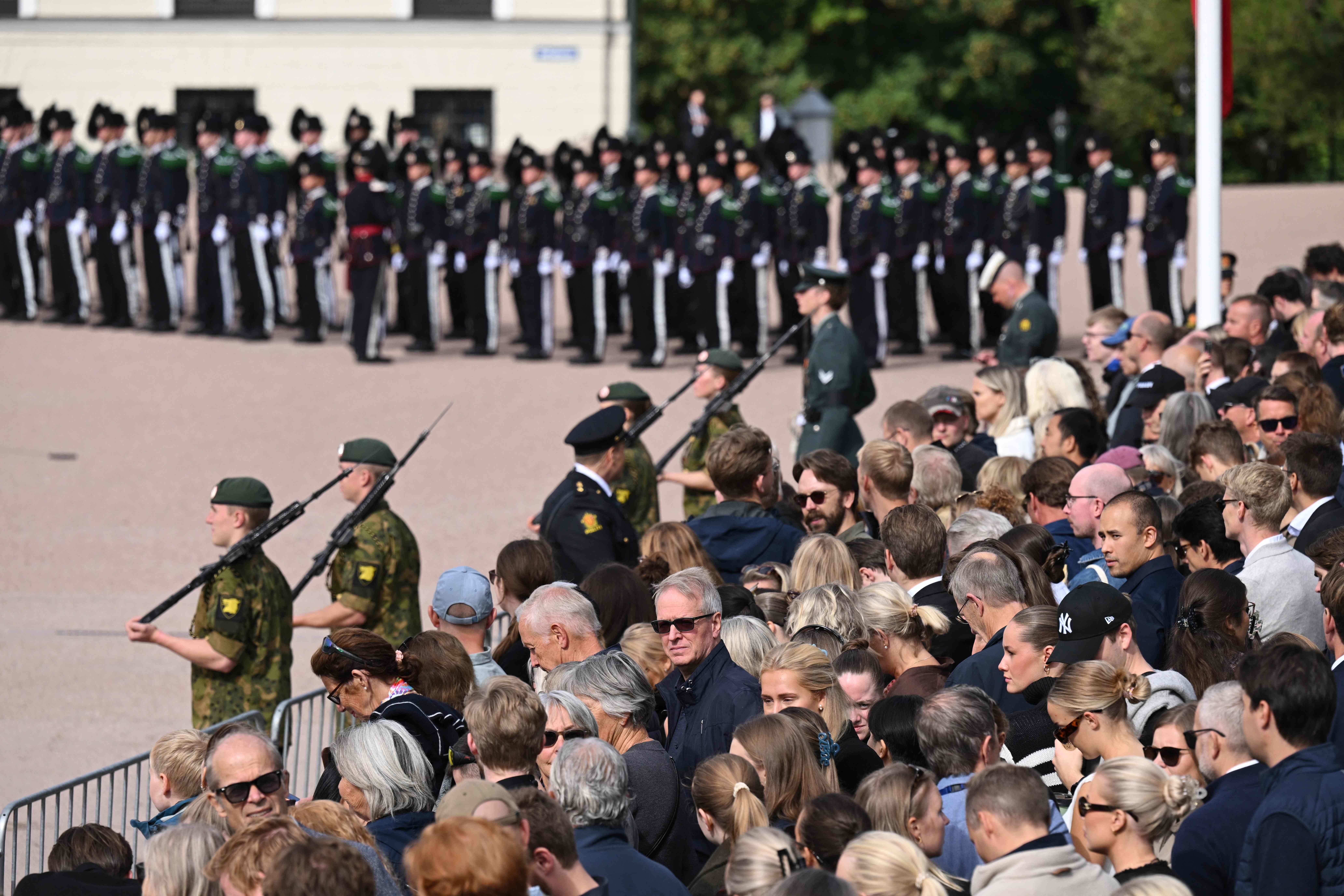 Menschenmenge und Ehrengarde bei der Überführung des Sargs von König Harald V. in Oslo.
