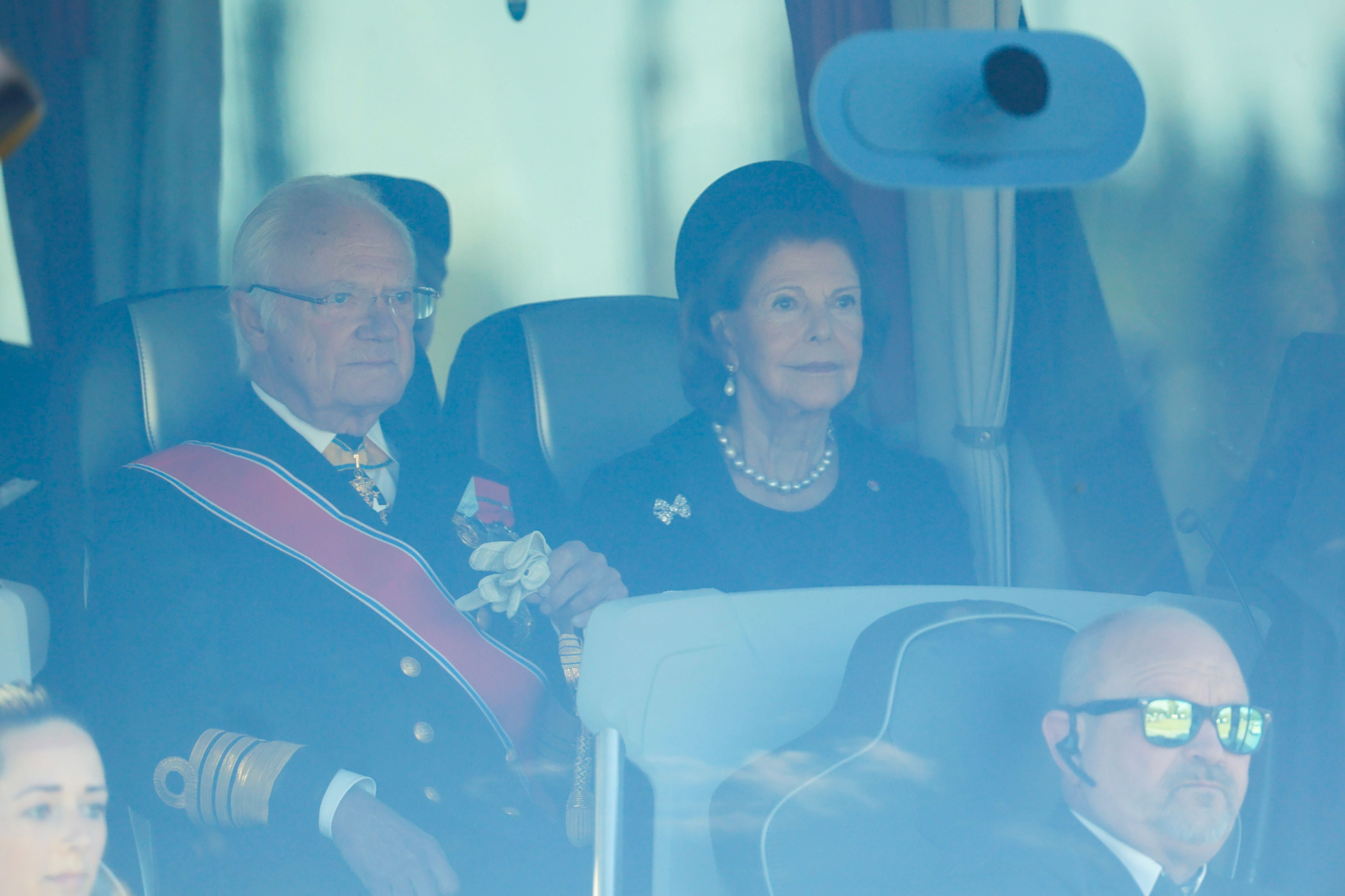 König Carl XVI. Gustaf und Königin Silvia sitzen in einem Bus am Flughafen Oslo.