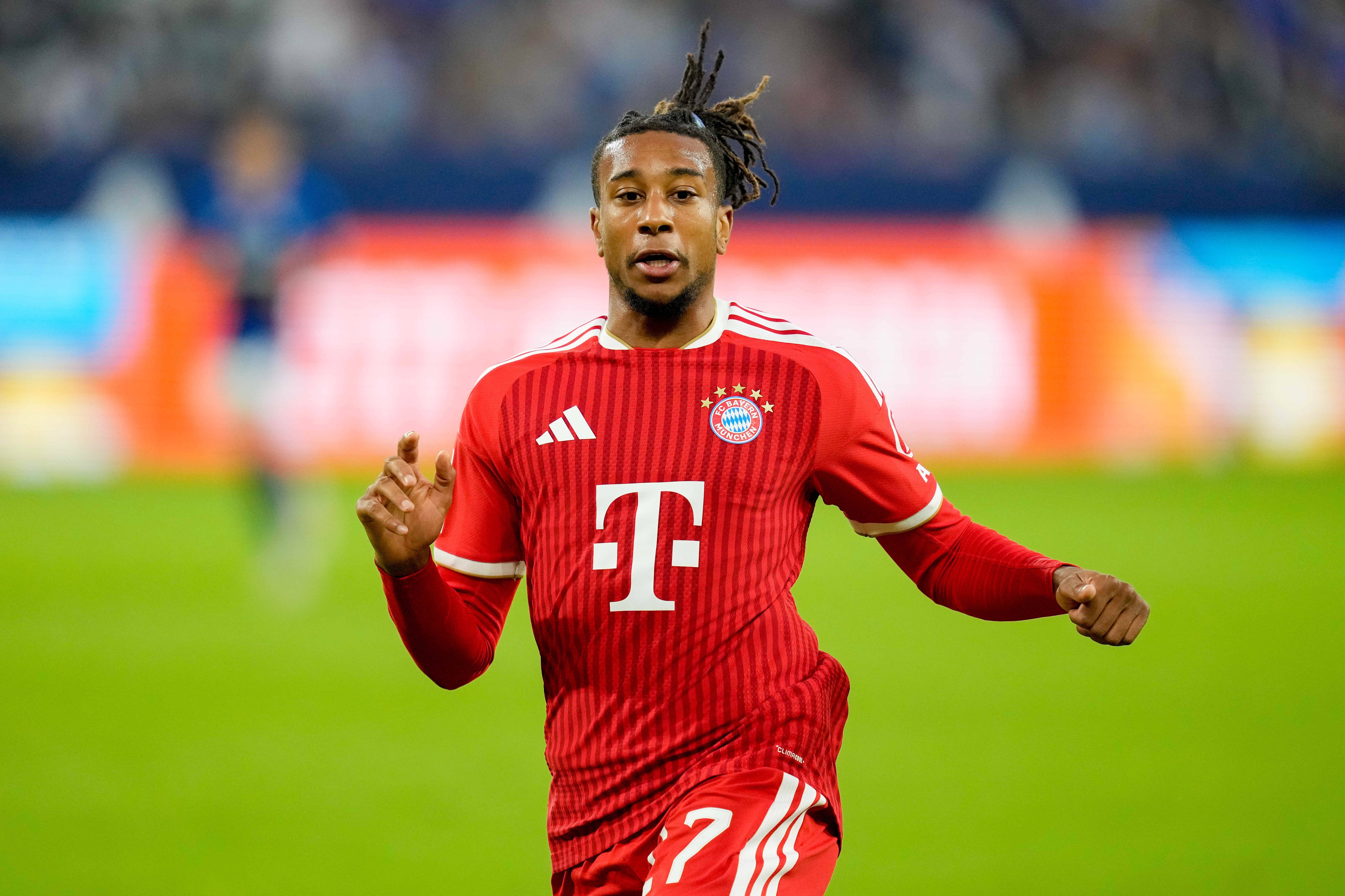 Ein Fußballspieler im roten Bayern-Trikot läuft auf dem Spielfeld.