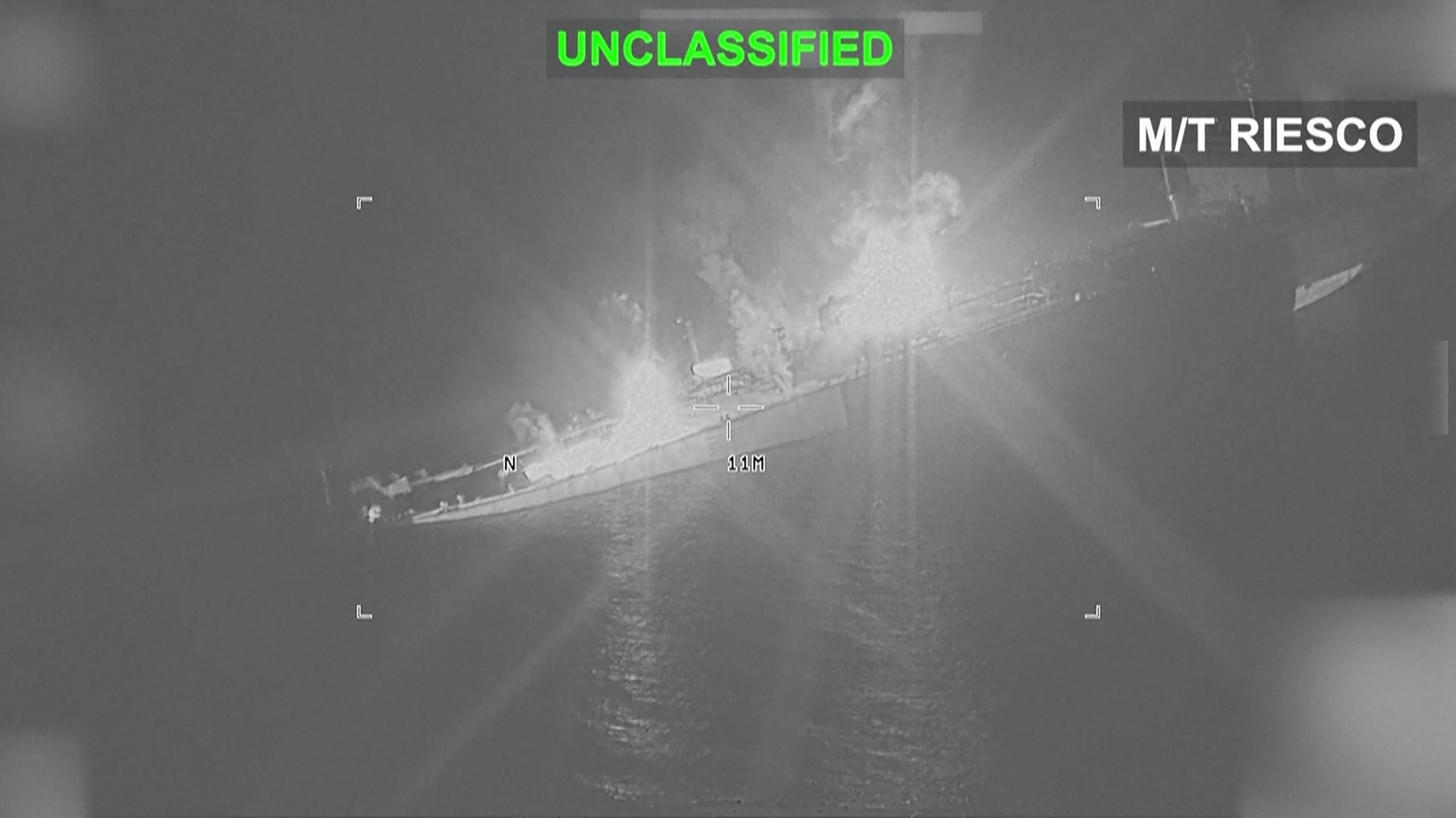 Wärmebildaufnahme eines brennenden Öltankers im Meer mit Rauch und starker Hitzeentwicklung.