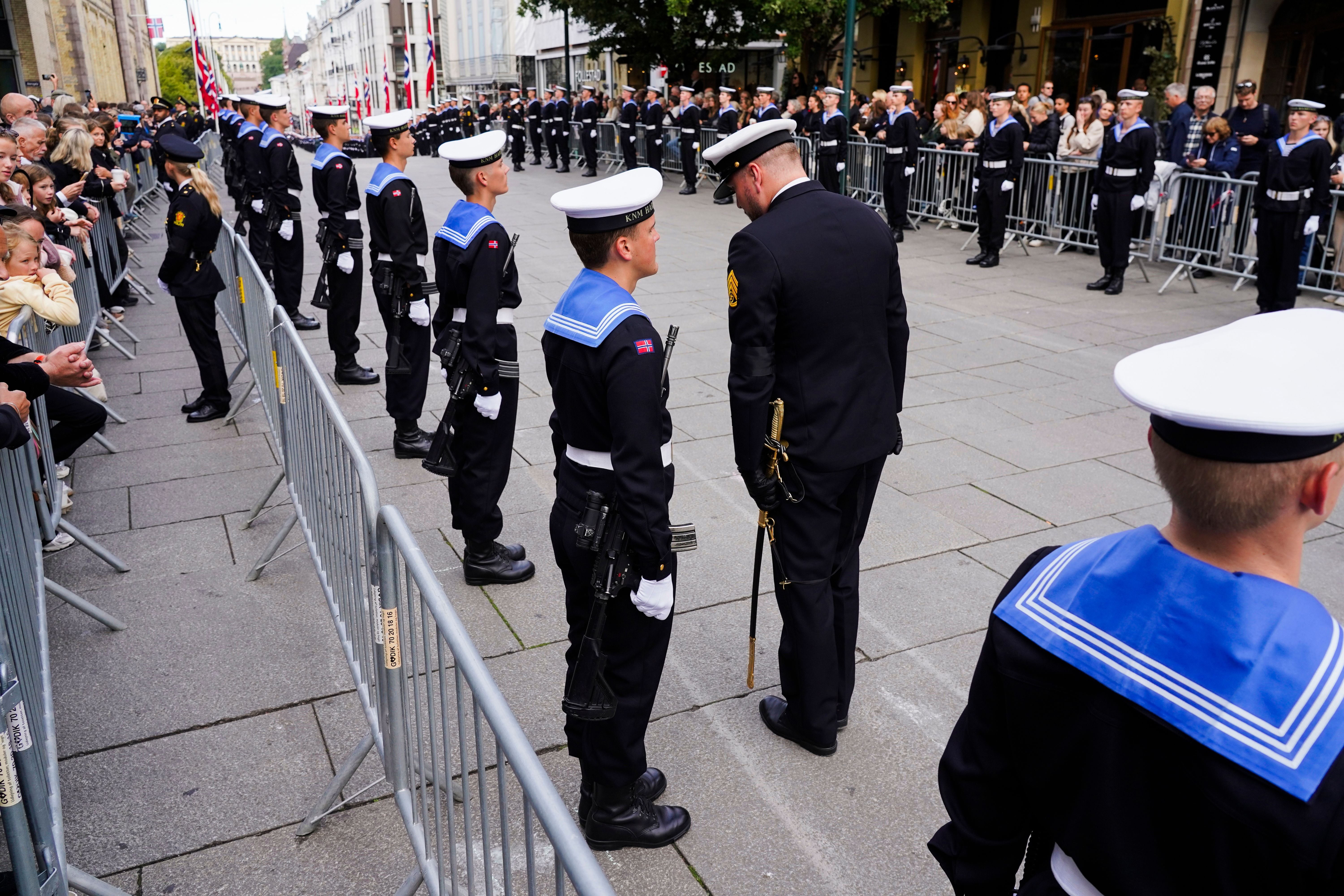 Norwegische Marinesoldaten stehen bei der Trauerzeremonie für&nbsp;König Harald V. in Oslo in Reih und Glied.