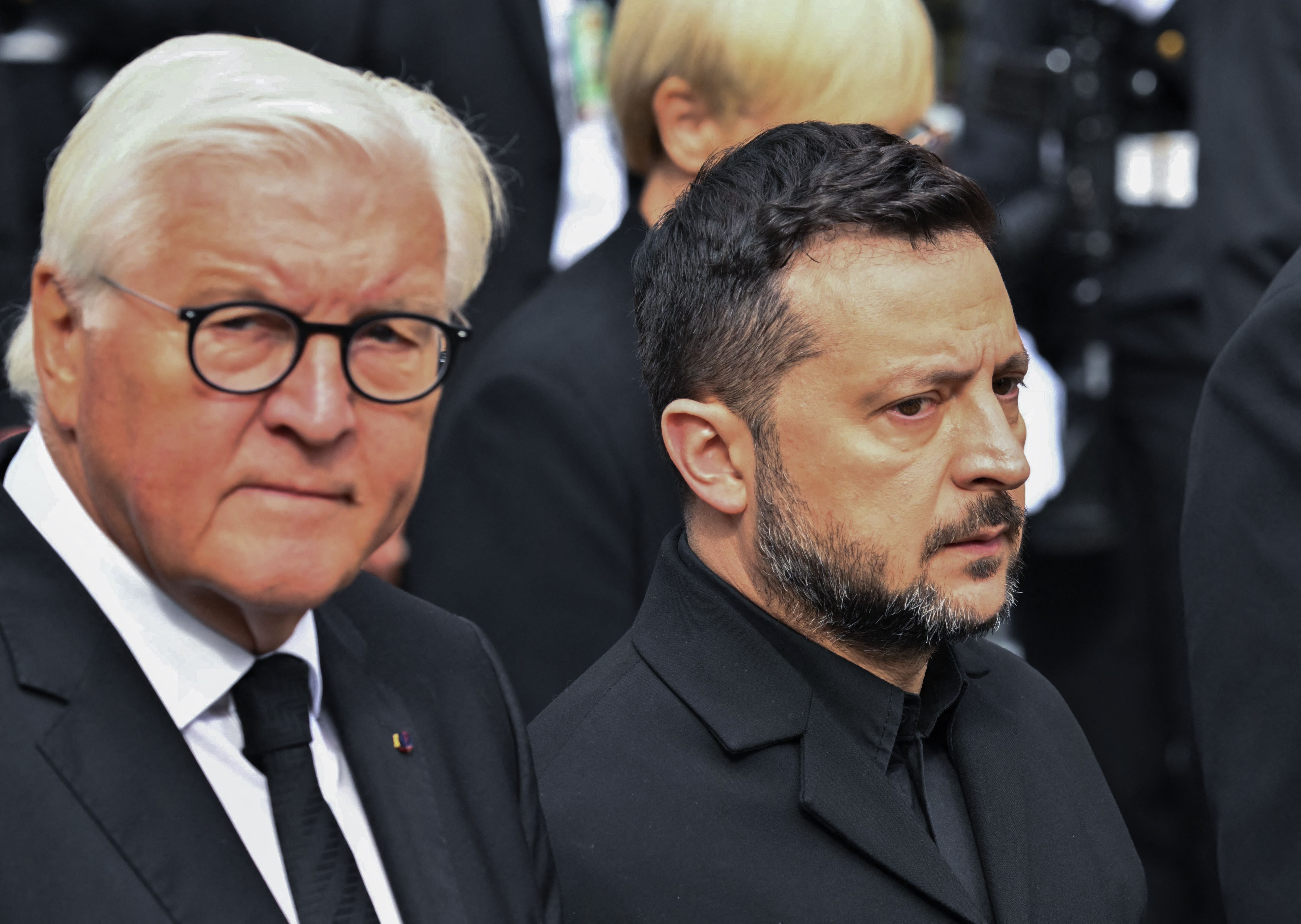 Frank-Walter Steinmeier und Wolodymyr Selenskyj bei einer Trauerprozession in Oslo, beide in Schwarz.