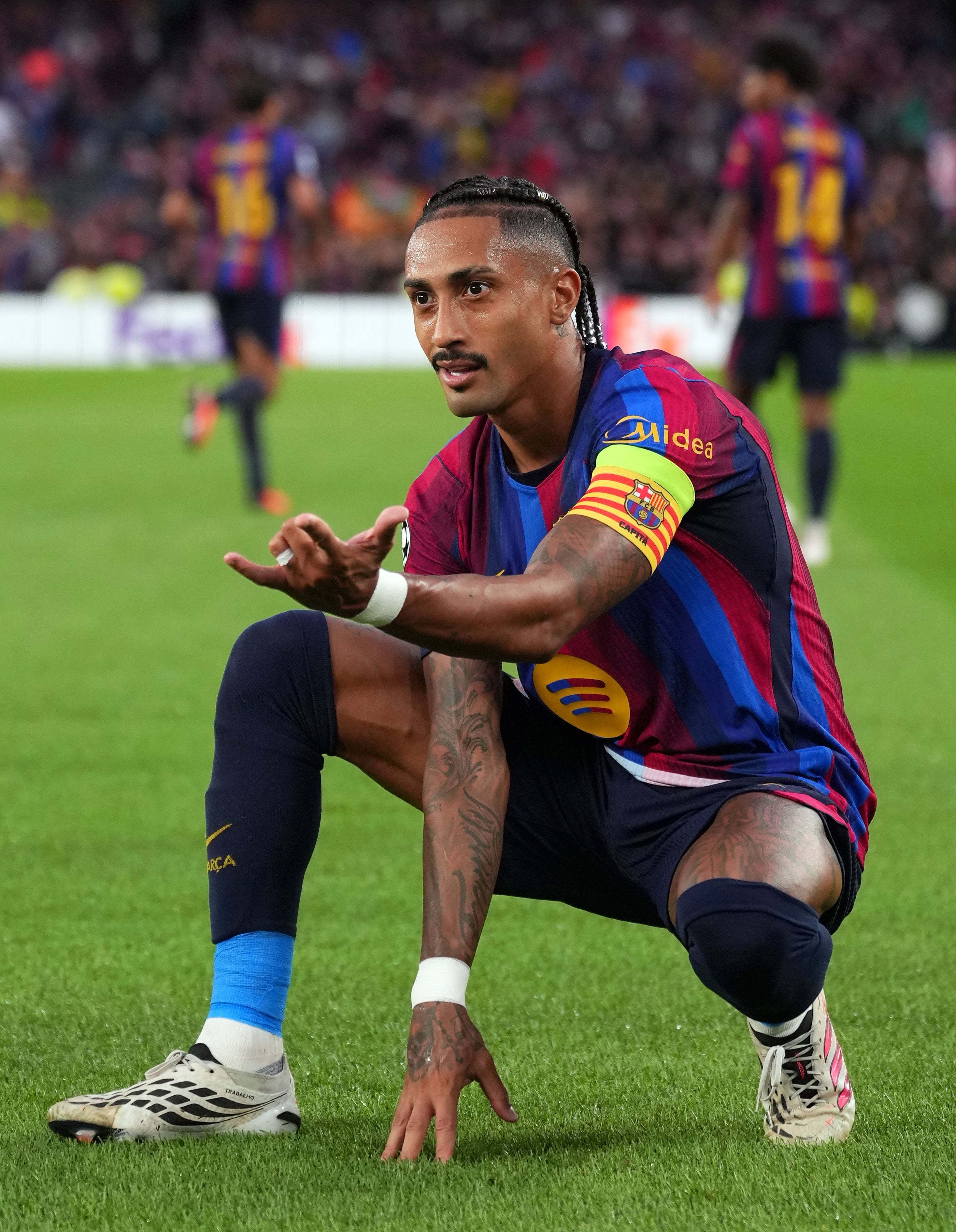 Ein FC-Barcelona-Spieler jubelt nach einem Tor auf dem Spielfeld im Camp Nou.