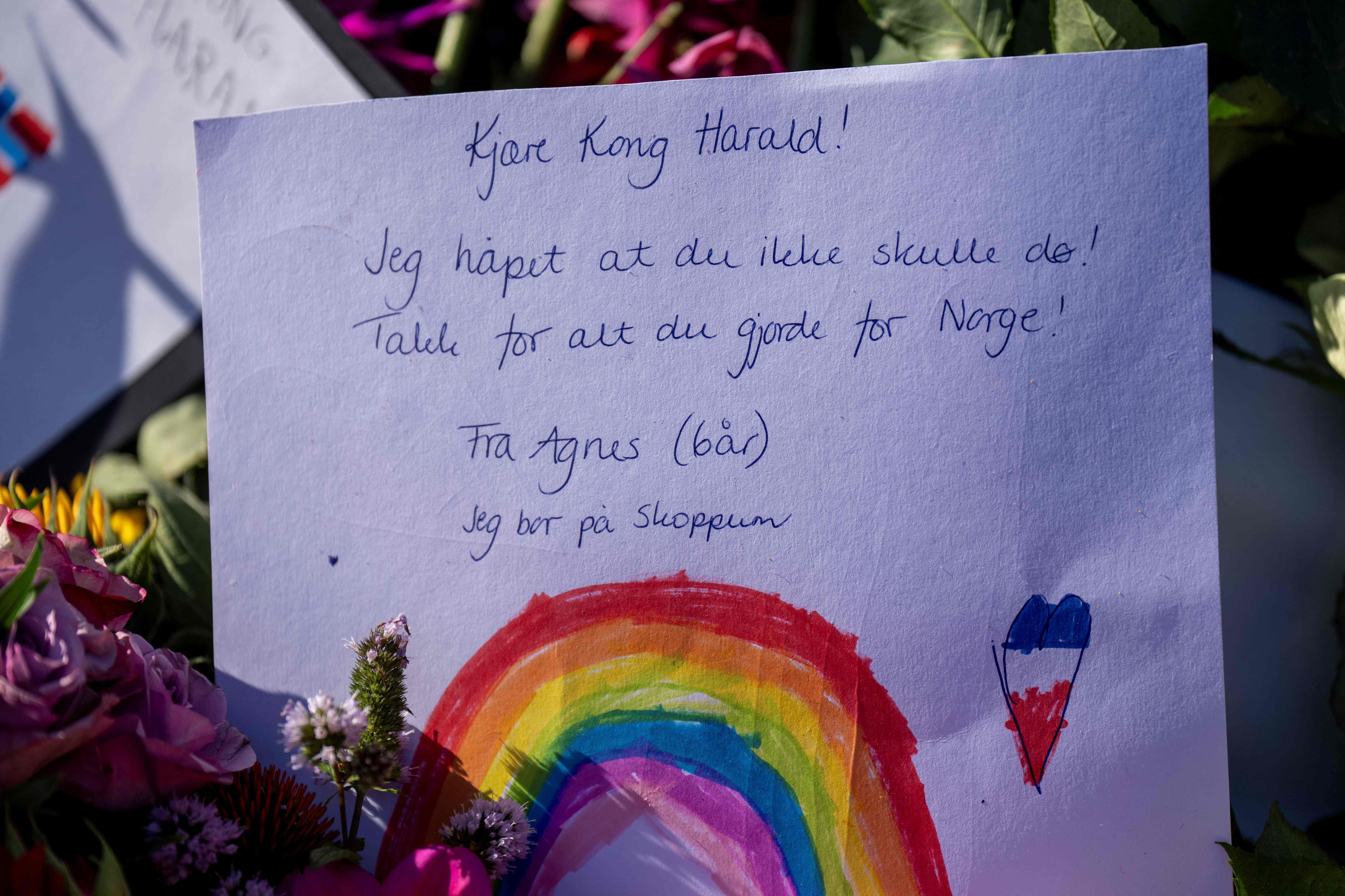 Brief mit Regenbogen und Blumen, adressiert an König Harald, als Teil eines Kondolenzschreibens.