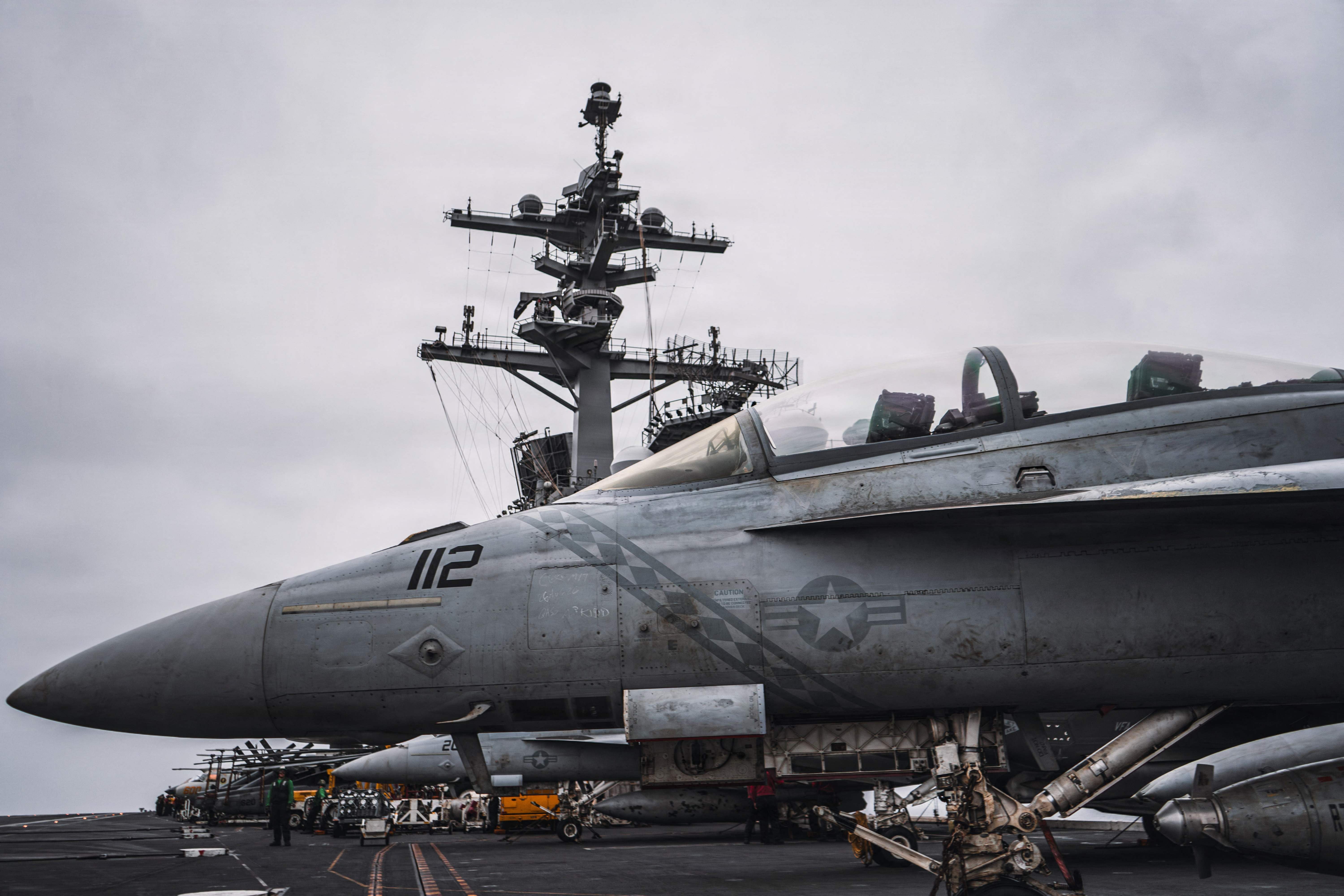 Eine F/A-18 Super Hornet steht auf dem Flugdeck des Flugzeugträgers USS George Washington.