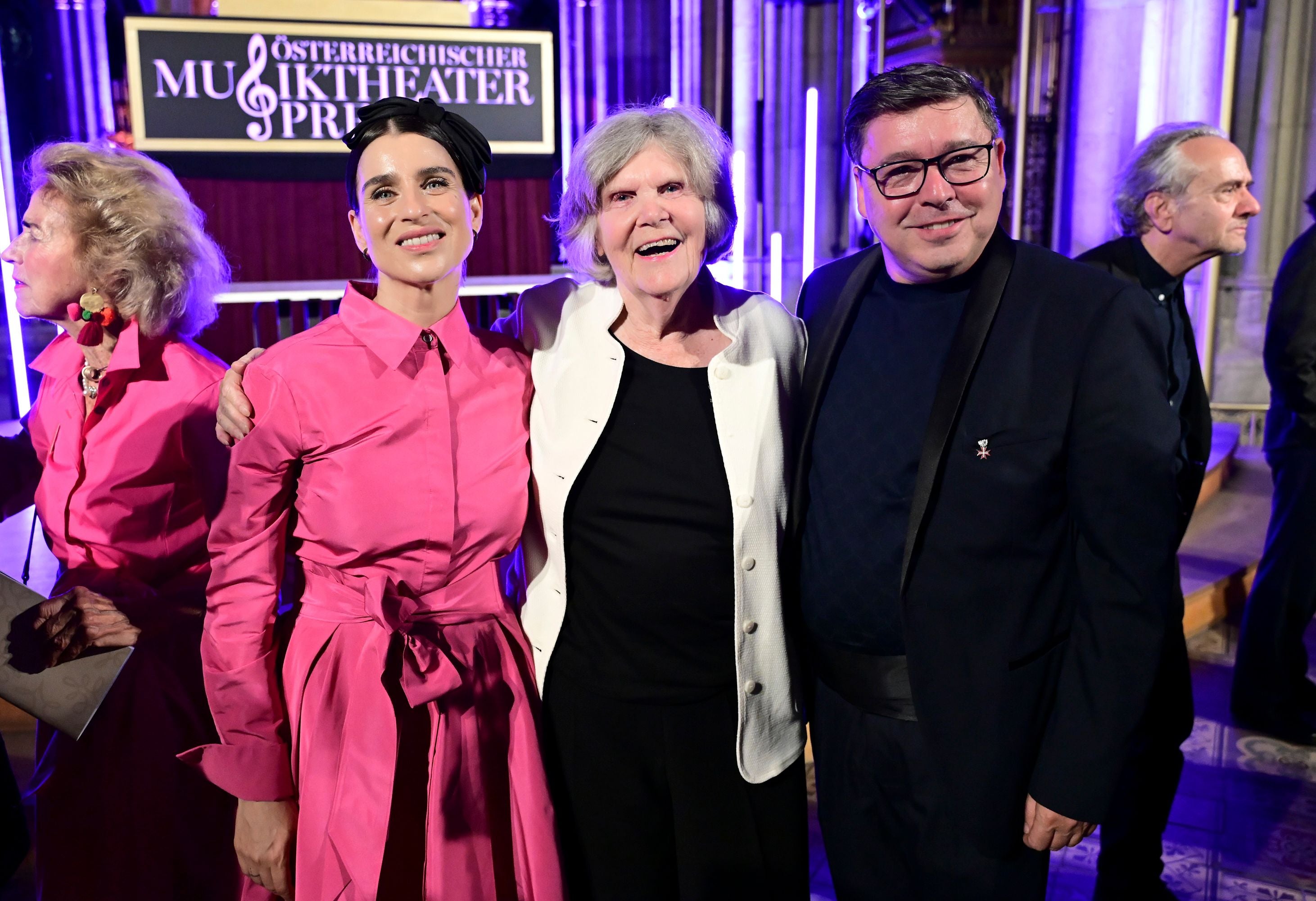 Drei Menschen posieren lächelnd beim Österreichischen Musiktheaterpreis.