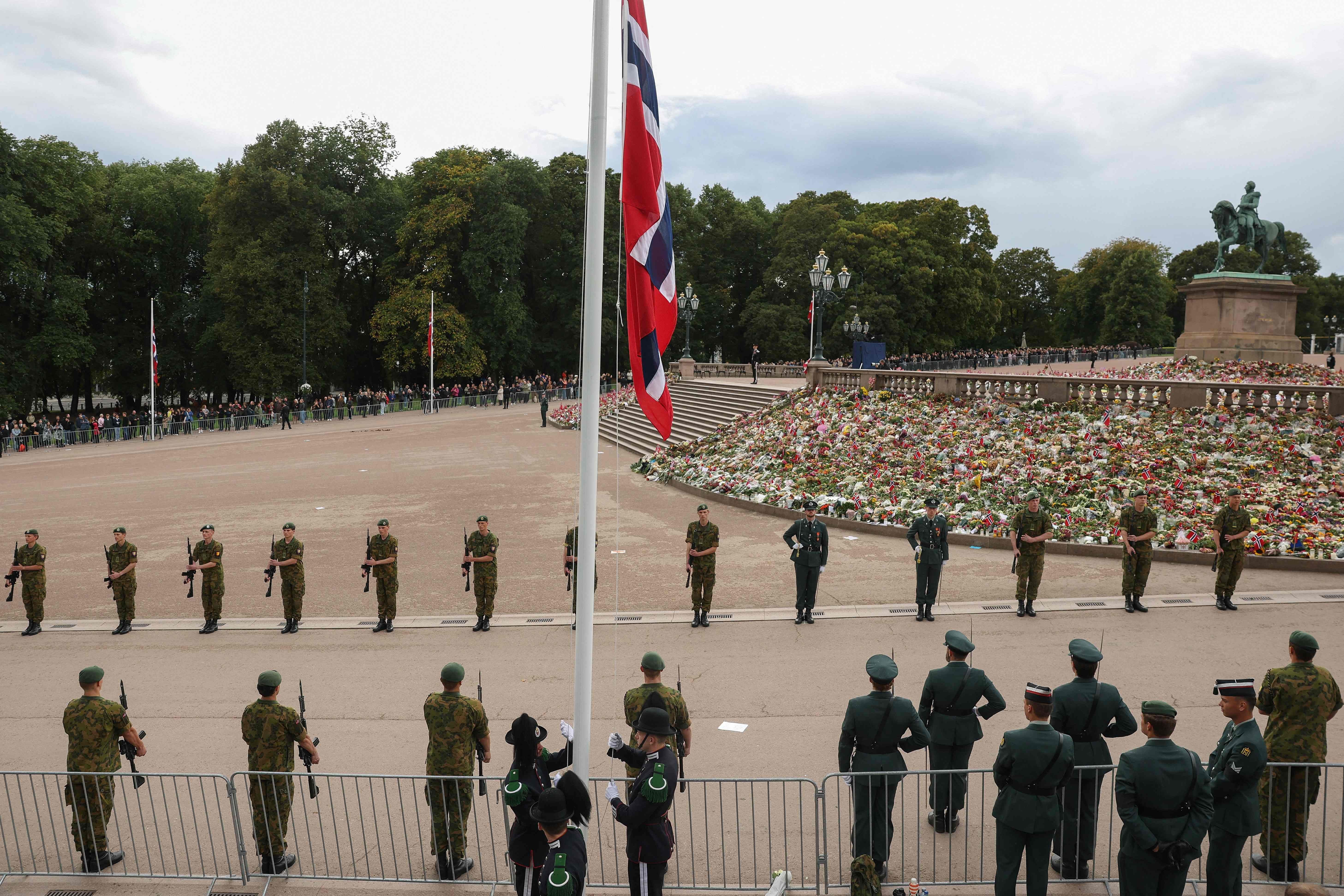 Norwegische Flaggen werden auf halbmast gesetzt.
