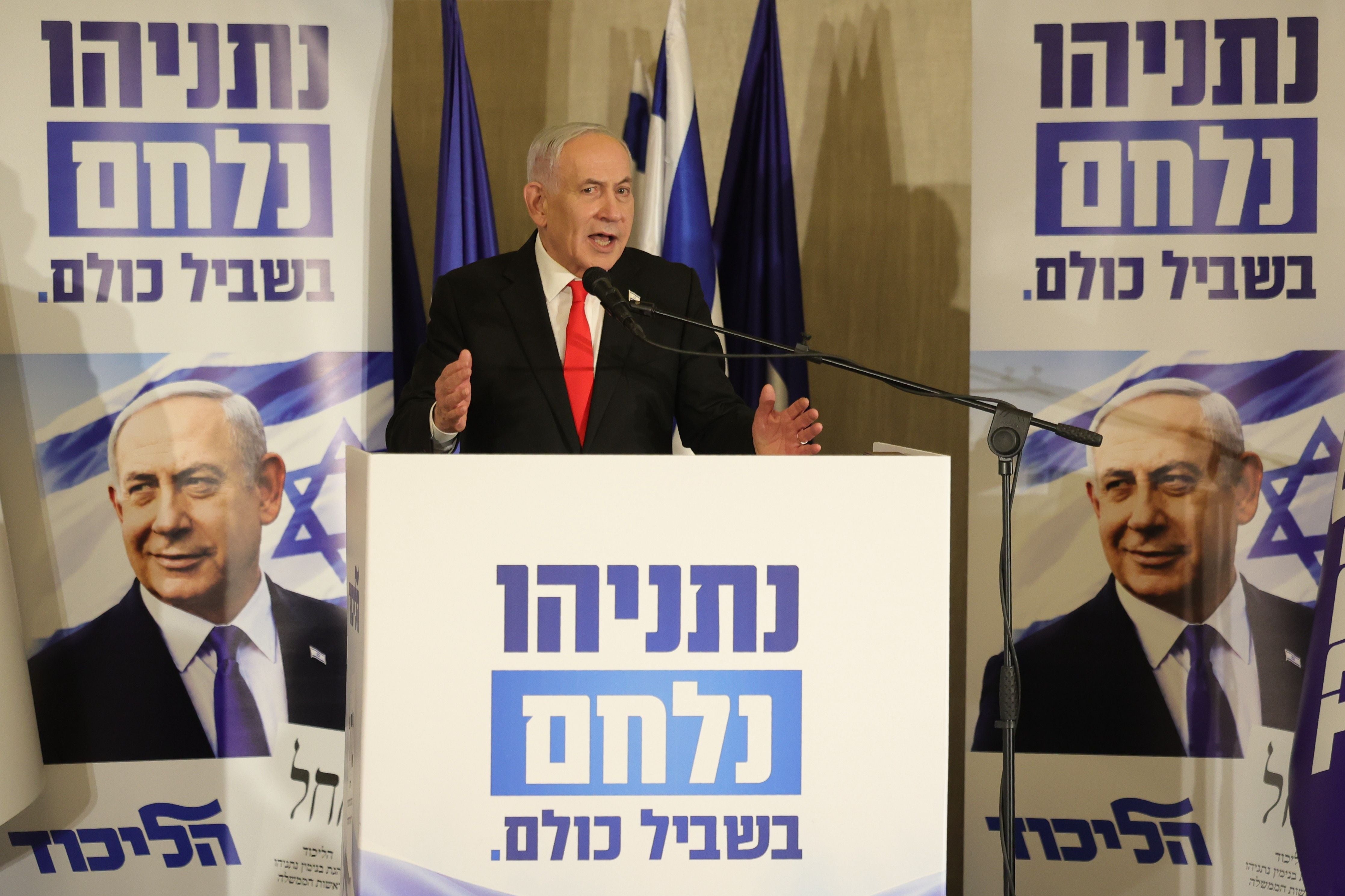 Benjamin Netanyahu spricht am Rednerpult bei einer Wahlkampfveranstaltung der Likud-Partei.