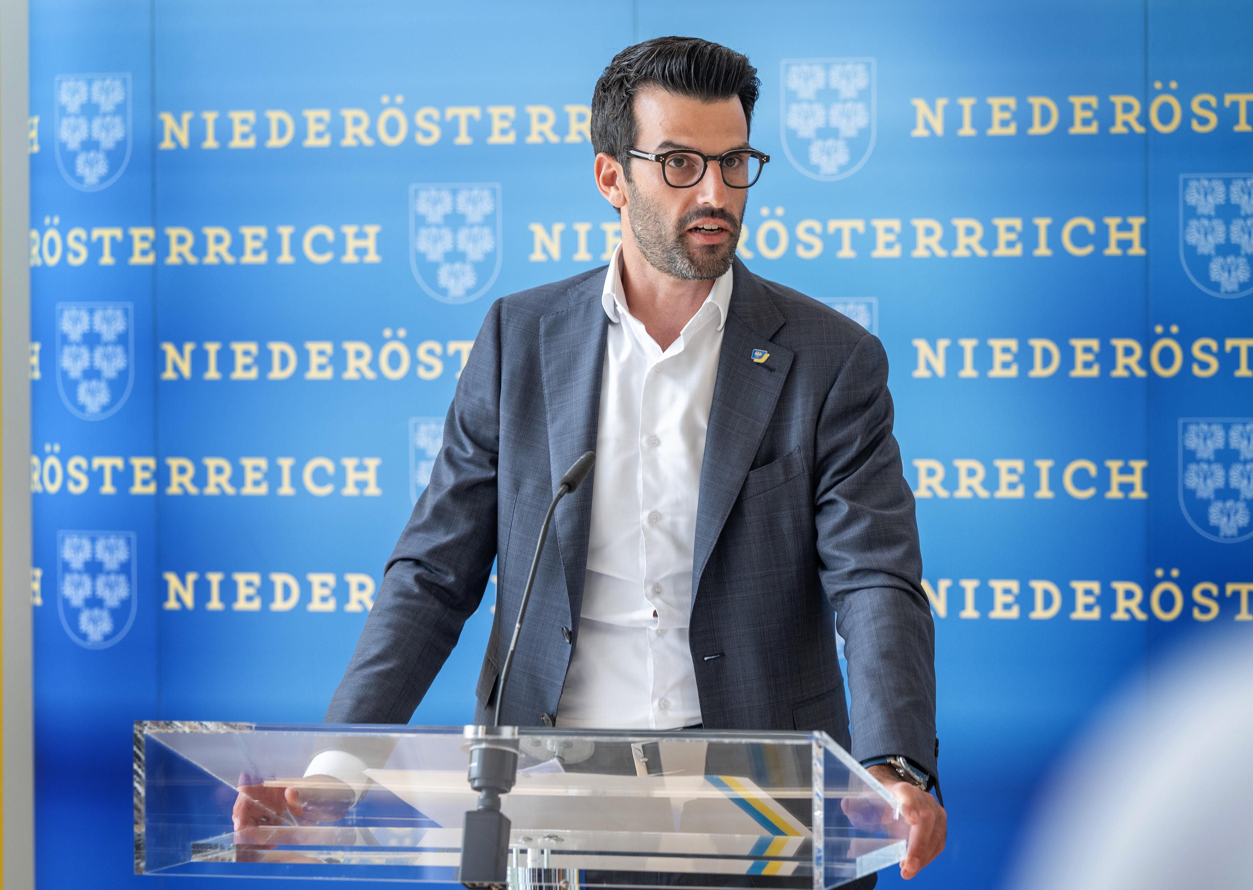 Niederösterreichs Verkehrslandesrat Udo Landbauer (FPÖ) stolz auf Erfolg.
