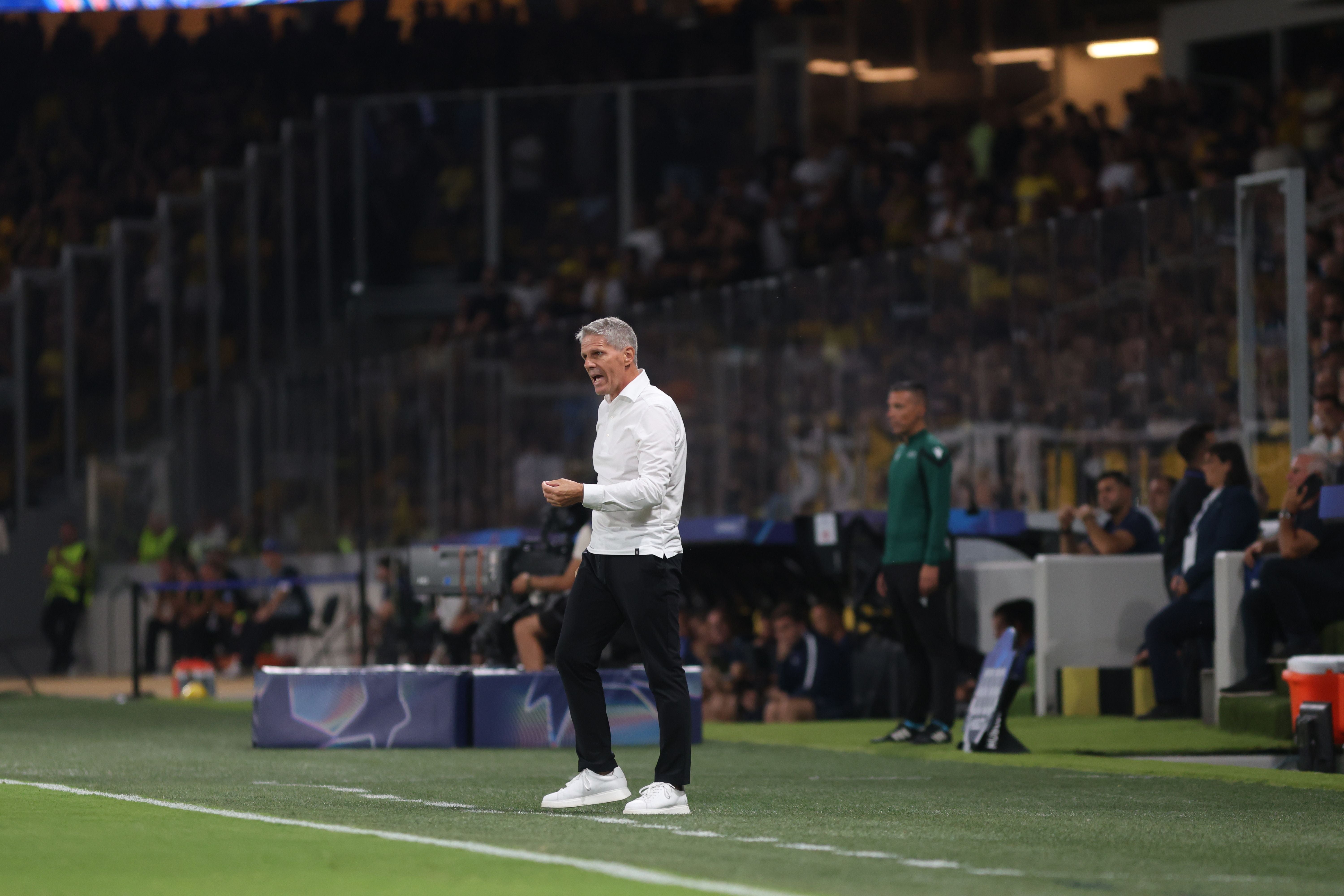 LASK-Trainer Dietmar Kuhbauer gestikuliert am Spielfeldrand während eines Champions-League-Spiels.