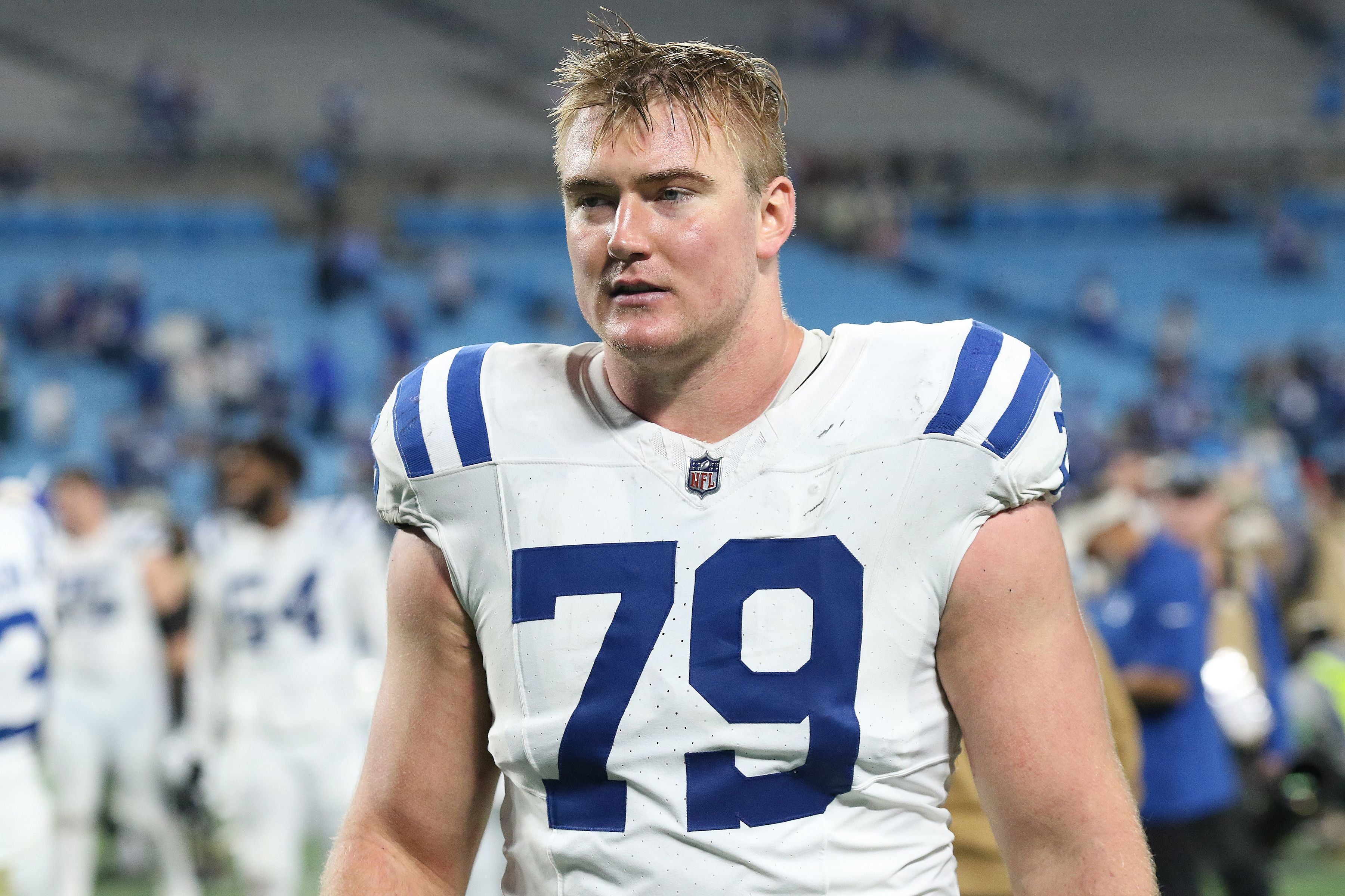 Bernhard Raimann steht im weißen Trikot der Indianapolis Colts auf dem Spielfeld und blickt fokussiert zur Seite.