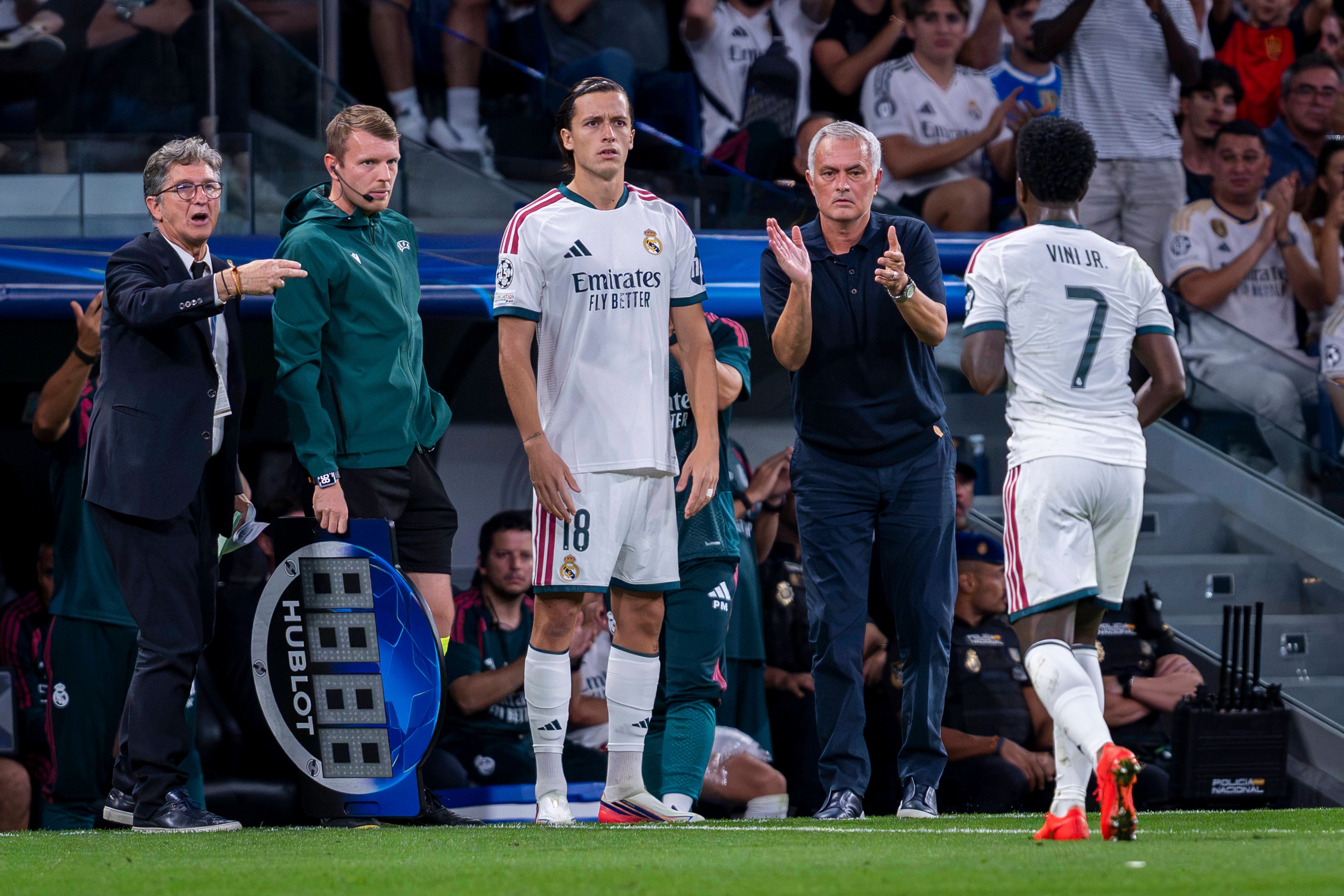 Real Madrid C.F. v FC Internazionale Milano - UEFA Champions League 2026/27 League Phase MD1 MADRID, SPAIN - SEPTEMBER 8: Vinicius Junior of Real Madrid CF R leaves the pitch to applause from Jose Mourinho L, head coach of Real Madrid CF, during the UEFA Champions League 2026/27 League Phase MD1 match between Real Madrid C.F. and FC Internazionale Milano at Estadio Santiago Bernabeu on September 8, 2026 in Madrid, Spain. Madrid Estadio Bernabeu Madrid Spain Copyright: xAlbertoxGardinx AGardin_20260908_Foot_Cha_Rea_Mad_Inter_0314