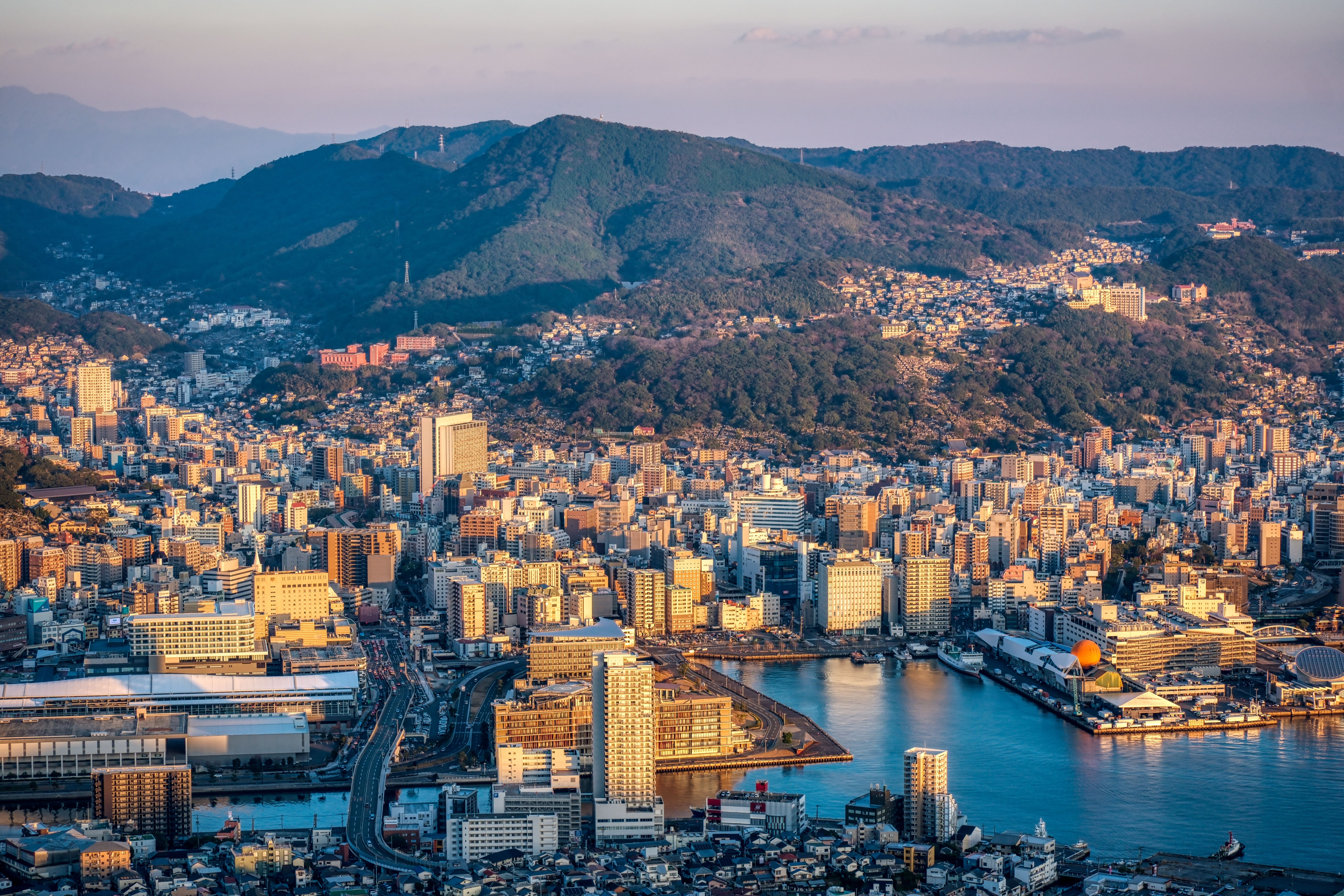 Panorama von Nagasaki bei Sonnenuntergang im Winter, gesehen vom Mount Inasa.