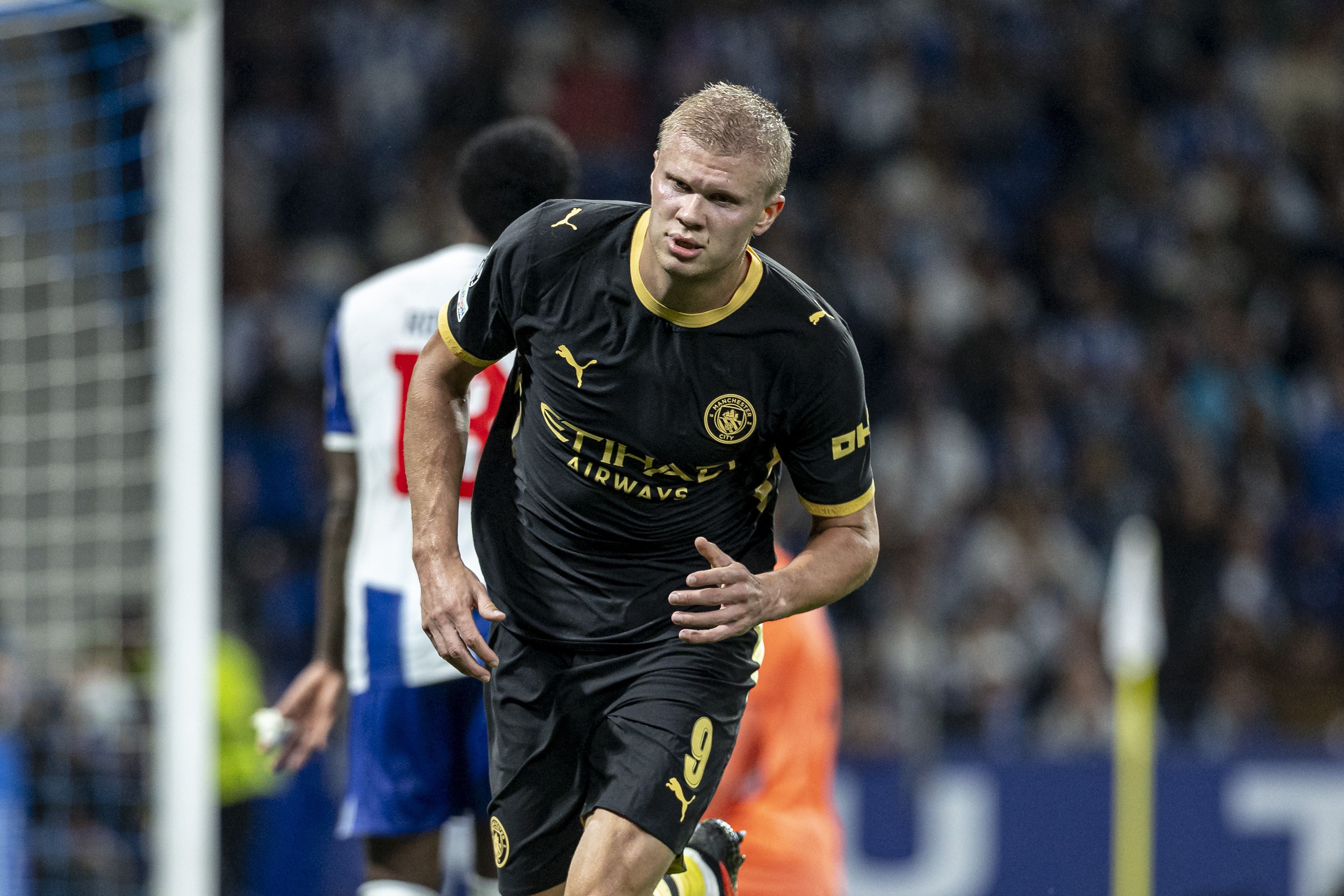 Ein Fußballspieler von Manchester City jubelt während eines Spiels auf dem Spielfeld.