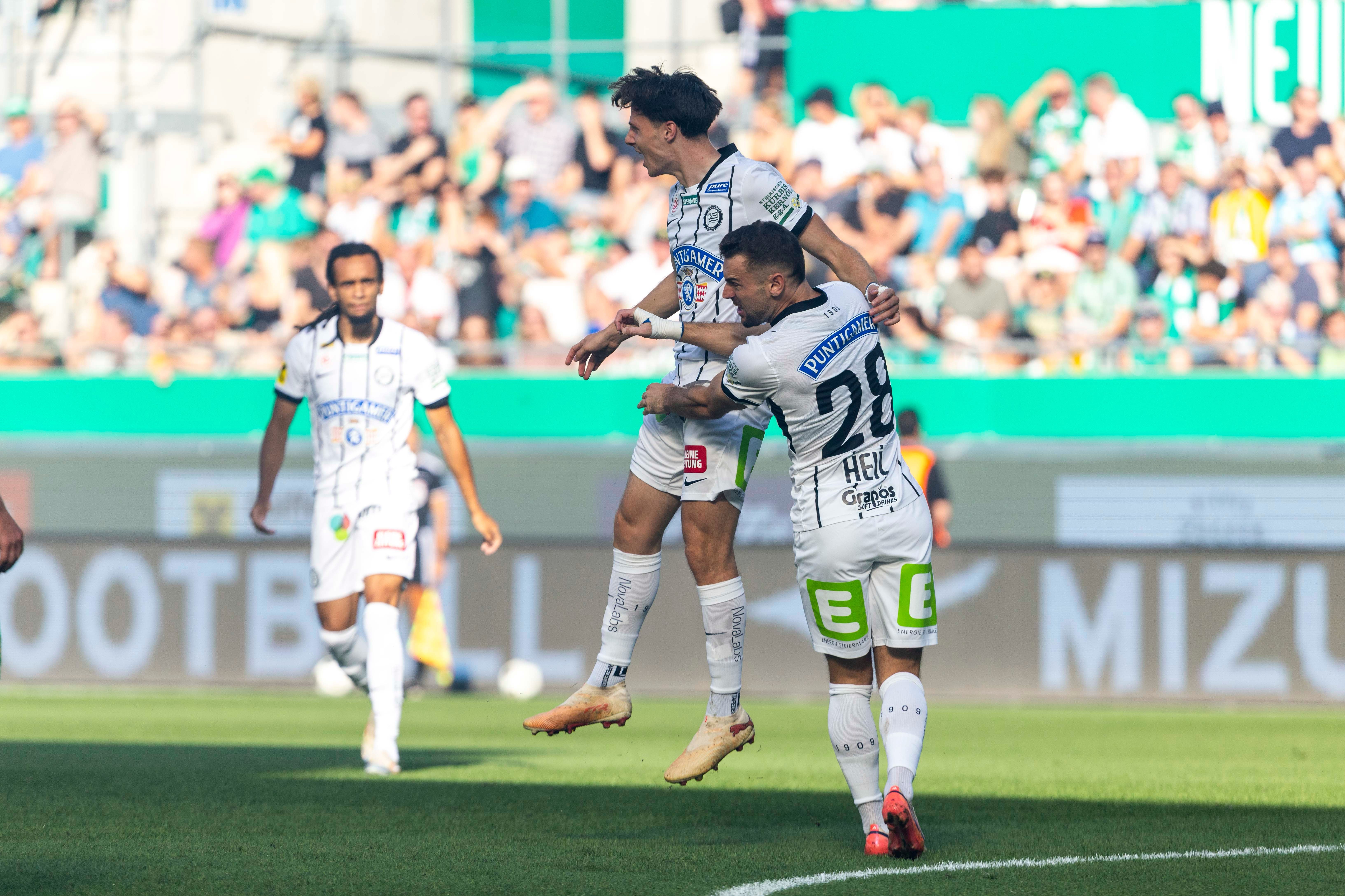 VIENNA,AUSTRIA,30.AUG.26 - SOCCER - ADMIRAL Bundesliga, SK Rapid Wien vs SK Sturm Graz. Image shows the rejoicing of Juergen Heil and Belmin Beganovic (Sturm). Photo: GEPA pictures/ Philipp Brem