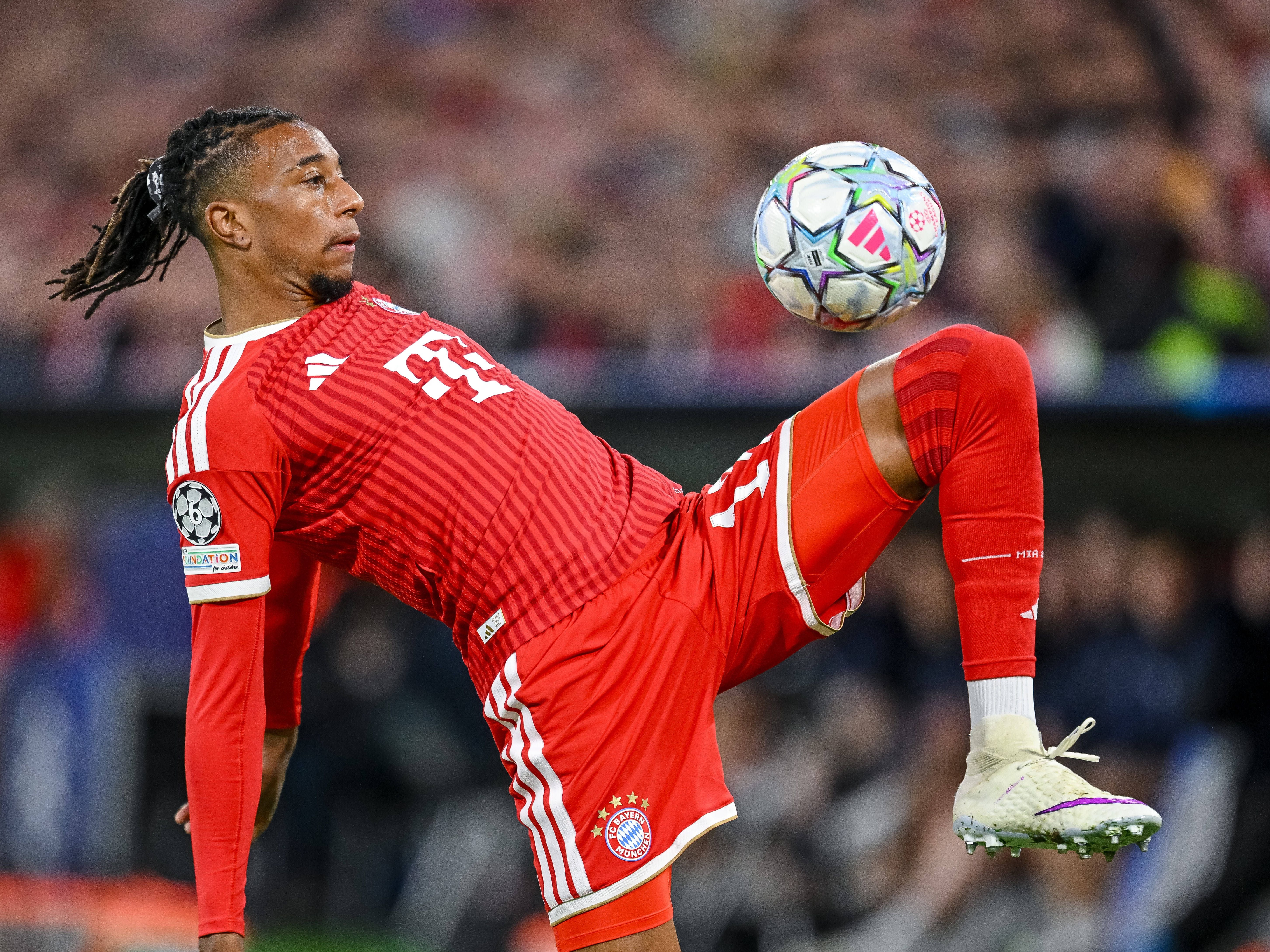 Ein Fußballspieler von Bayern München kontrolliert den Ball während eines Champions-League-Spiels.