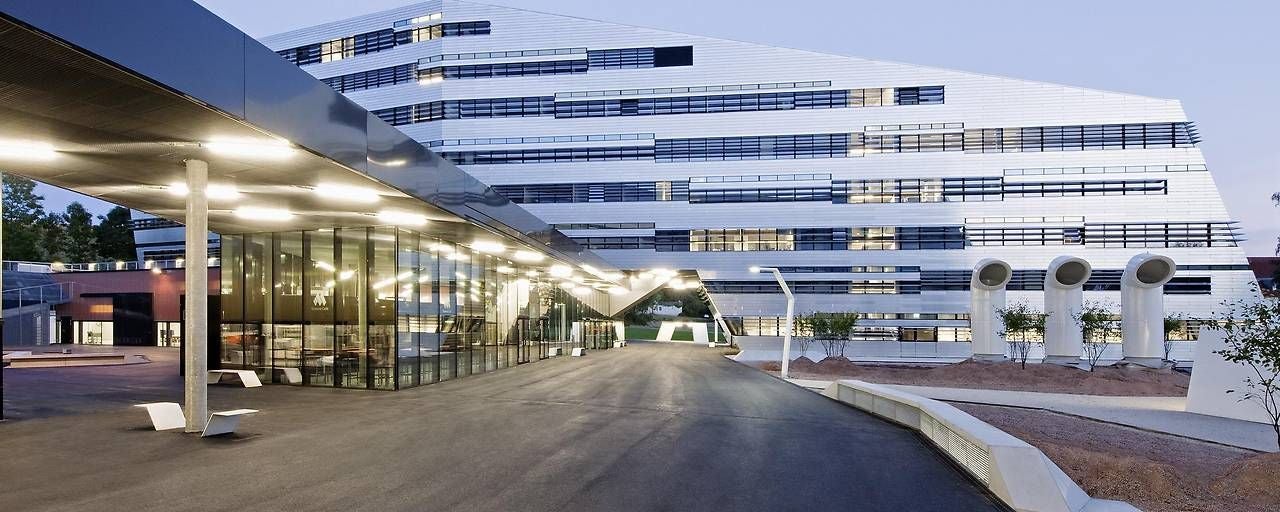 Modernes Gebäude mit Glasfassade und futuristischer Architektur bei Tageslicht in Linz.