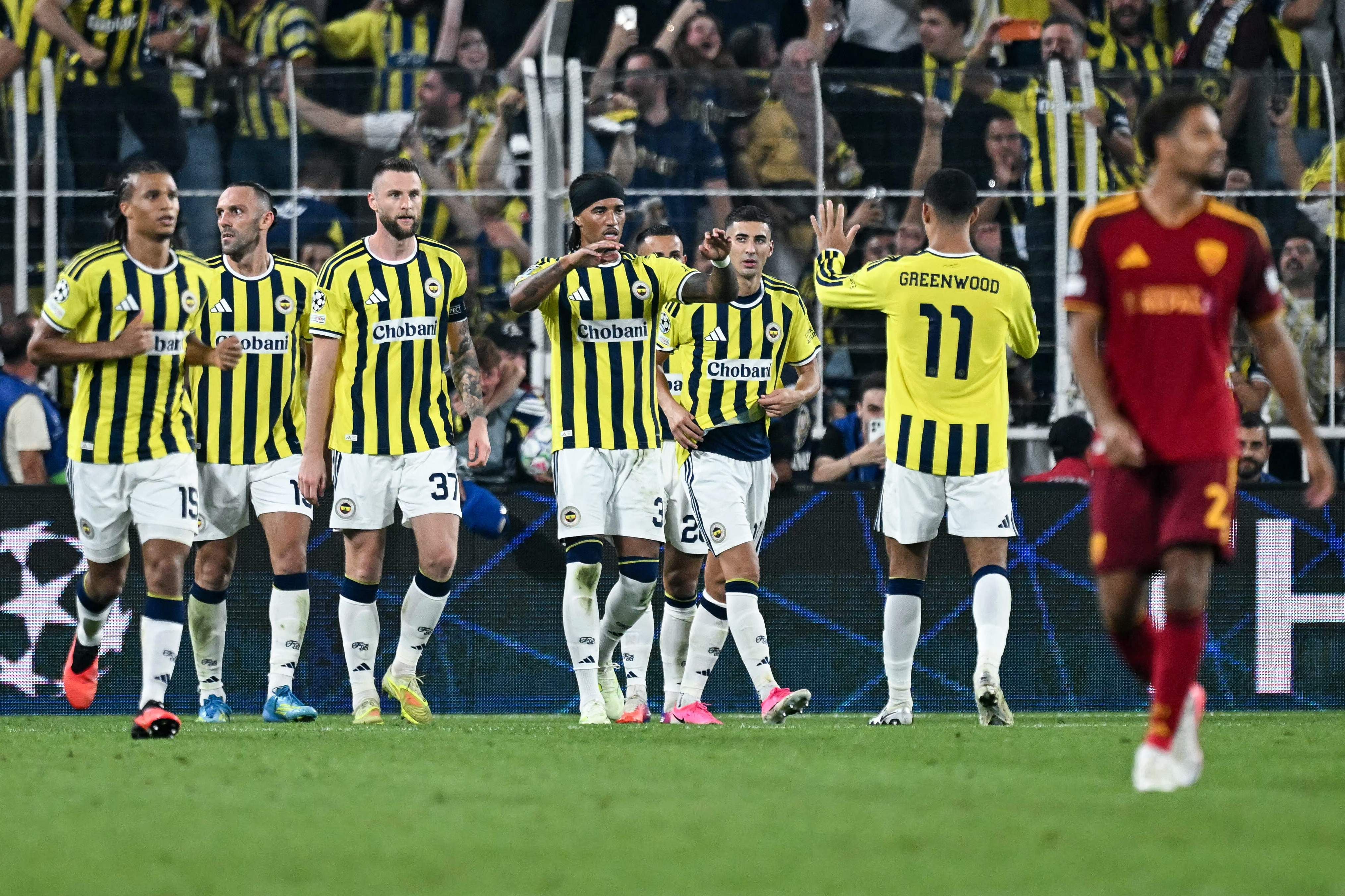 Fenerbahçe-Spieler feiern ein Tor beim Champions-League-Spiel gegen AS Roma im Stadion.