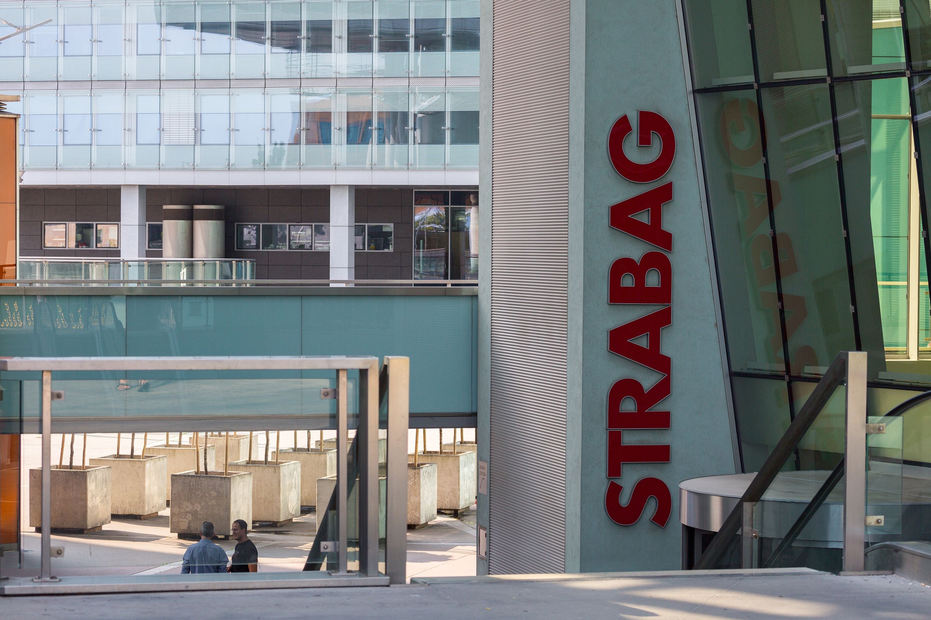 Gebäude mit STRABAG-Logo in Wien Donau City, moderner Glas- und Betonbau.